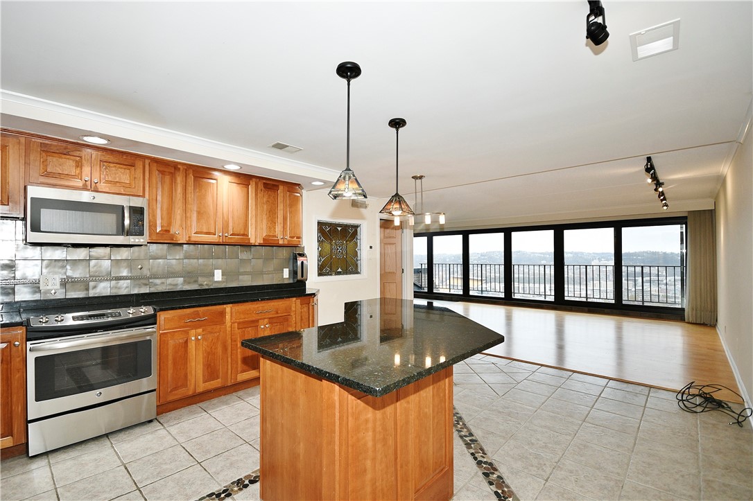 1000 Grandview Avenue Unit 401, Mt Washington, Pennsylvania, 15211, United States, 2 Bedrooms Bedrooms, ,2 BathroomsBathrooms,Residential,For Sale,1000 Grandview Avenue Unit 401,1662868