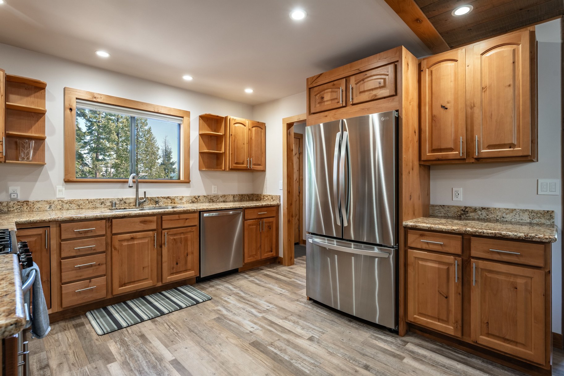  Loved and Cared For West Shore Home with Large Detached Garage and ADU Potential - 物件實景