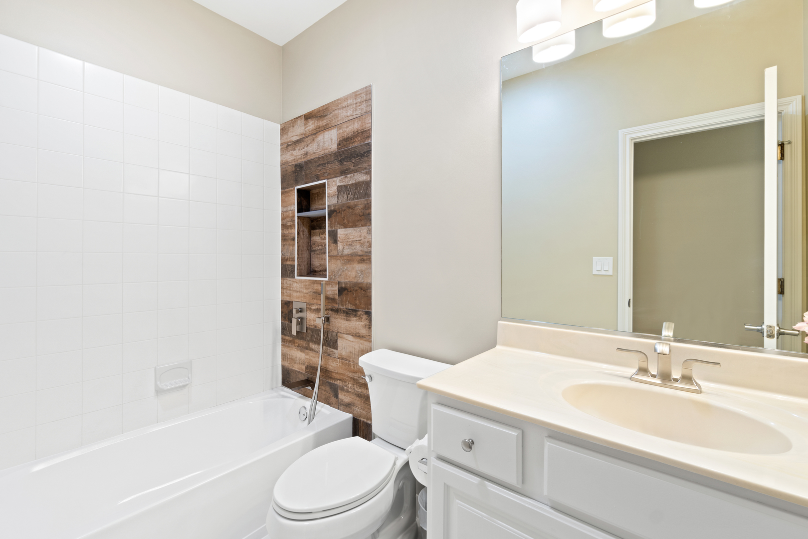 Glenview, Illinois, 60026, United States, 4 Bedrooms Bedrooms, ,4 BathroomsBathrooms,Residential,For Sale,1991544