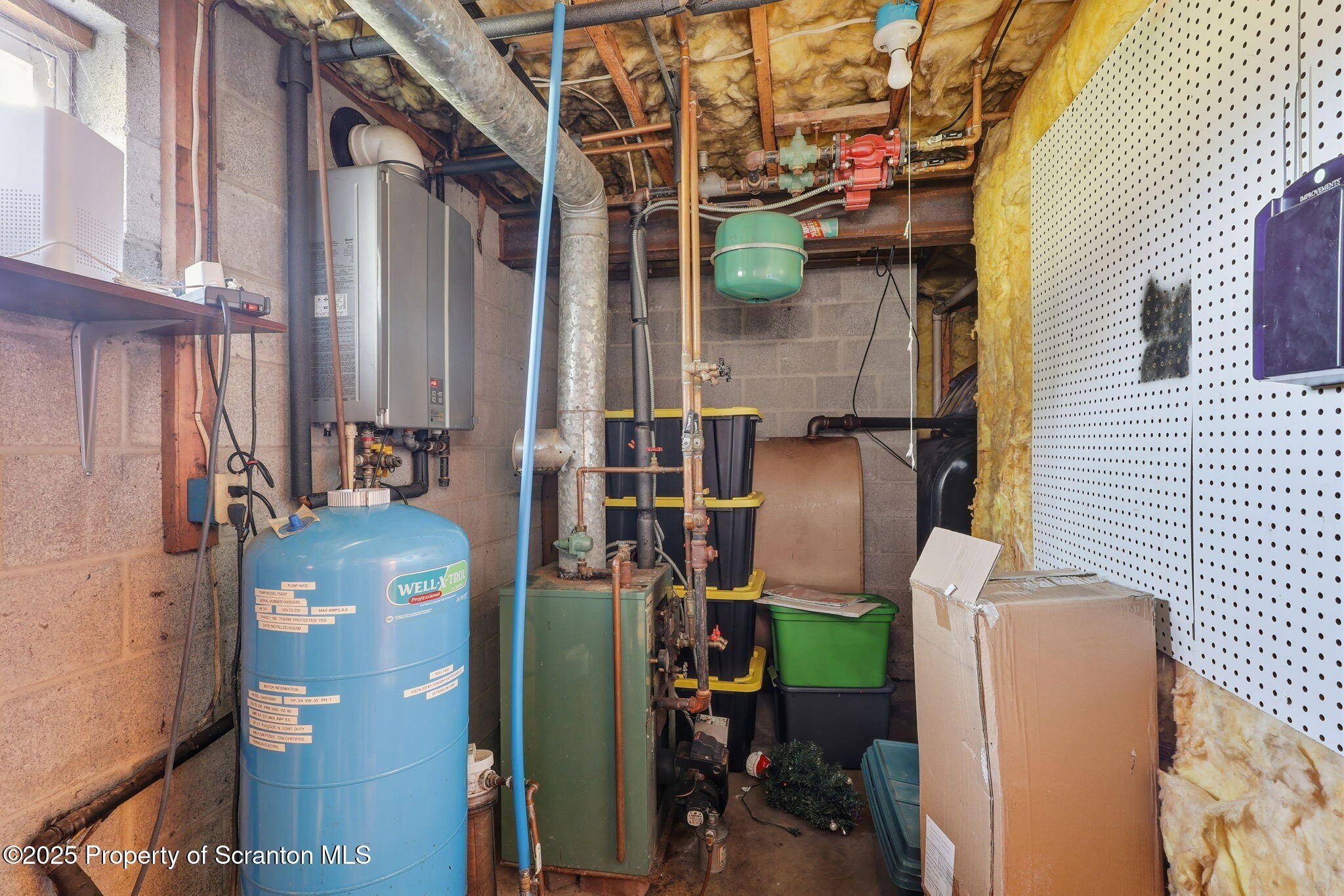 Clifford Twp, Pennsylvania, 18470, United States, 4 Bedrooms Bedrooms, ,3 BathroomsBathrooms,Residential,For Sale,1978908