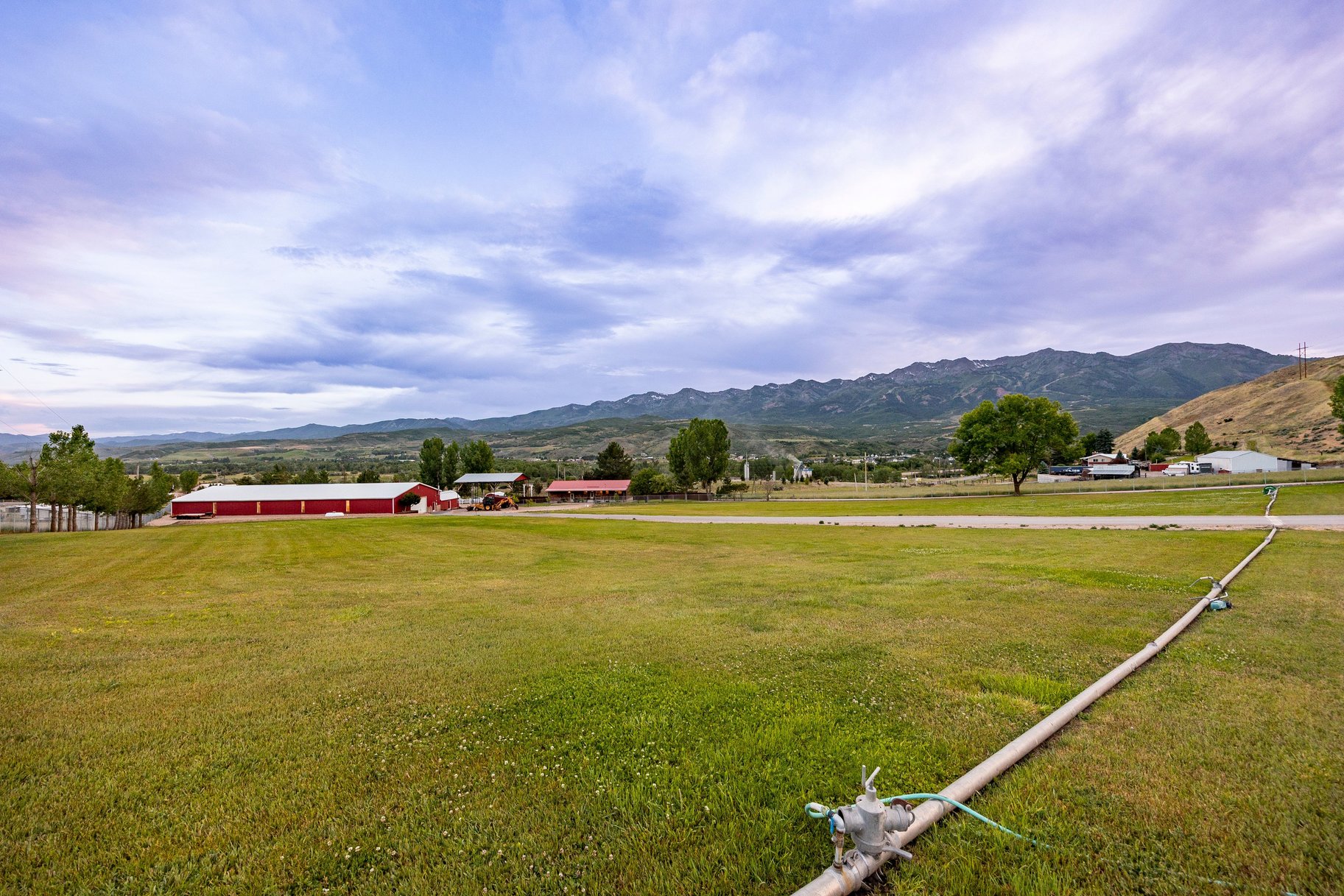  Incredibly Well-Maintained Horse Property with Indoor Arena & Views - 物件實景