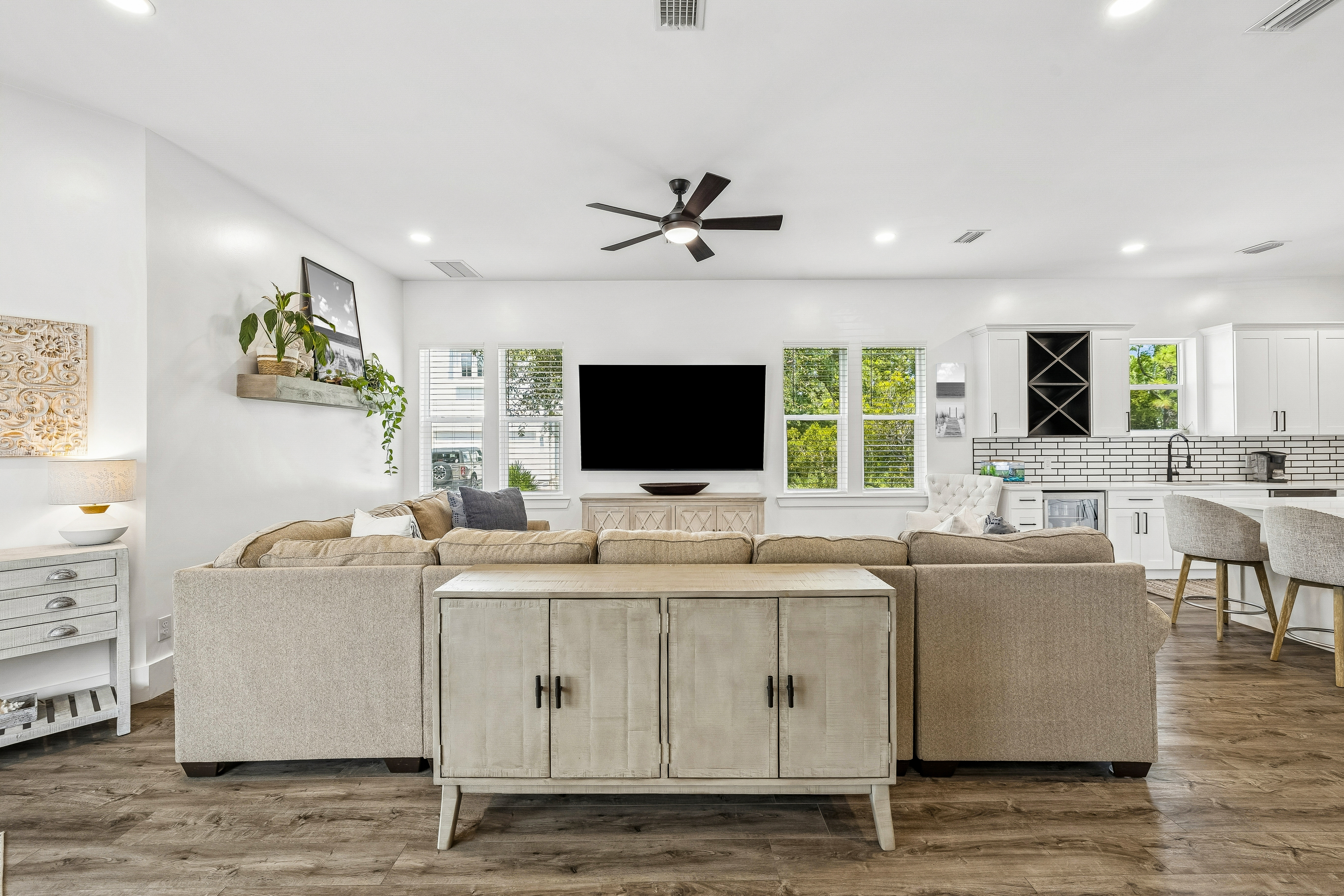  Spacious Newer-Build Home With Wraparound Porch On Gated Community Corner Lot - 物件實景