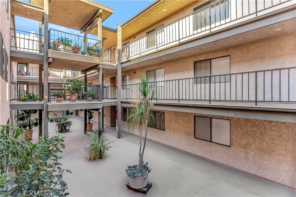 Long Beach, California, 90814, United States, 2 Bedrooms Bedrooms, ,1 BathroomBathrooms,Residential,For Sale,1989158