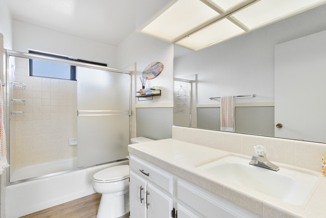 Hollister, California, 95023, United States, 3 Bedrooms Bedrooms, ,2 BathroomsBathrooms,Residential,For Sale,1882231