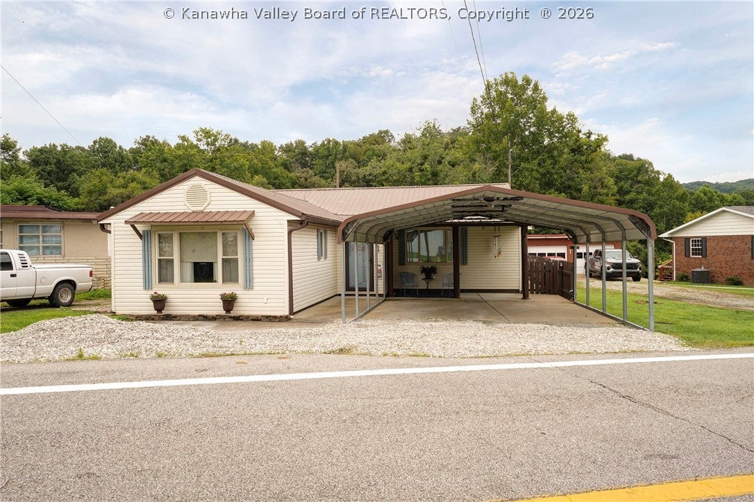 Strawberry Rd, Saint Albans, WV 25177