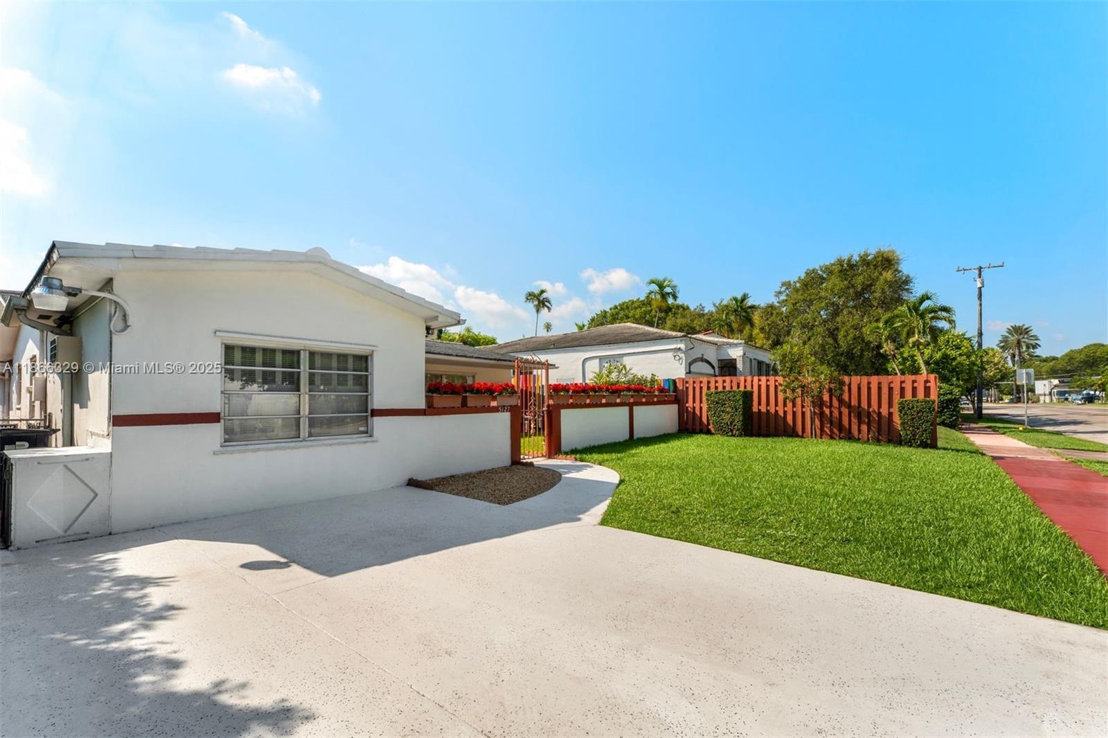 Miami Beach, Florida, 33140, United States, 3 Bedrooms Bedrooms, ,2 BathroomsBathrooms,Residential,For Sale,1934201