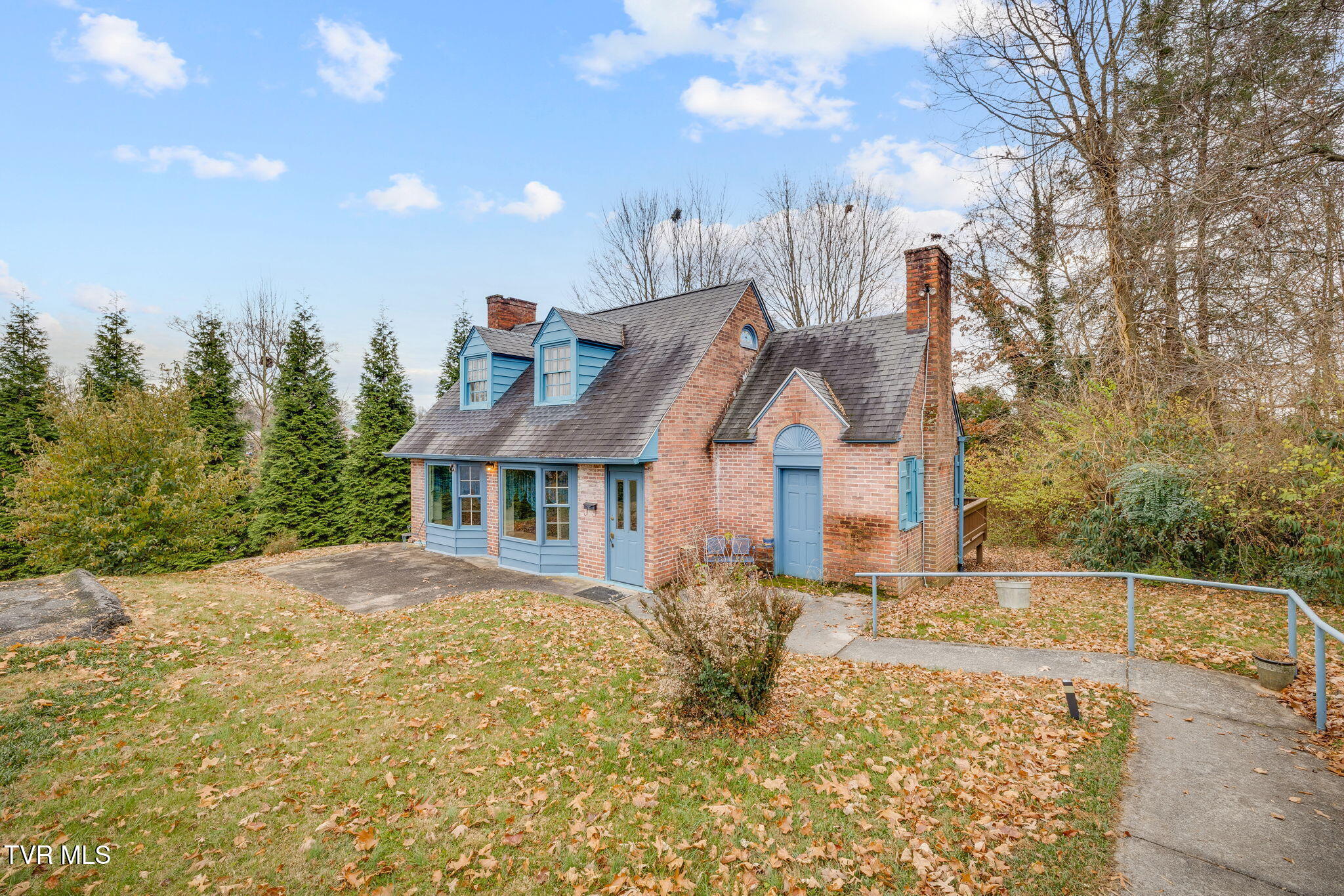 Bristol, Tennessee, 37620, United States, 4 Bedrooms Bedrooms, ,5 BathroomsBathrooms,Residential,For Sale,2005262