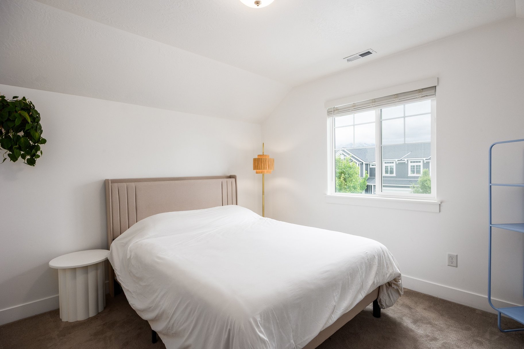 Meticulously Maintained End-Unit Townhome - 物件實景