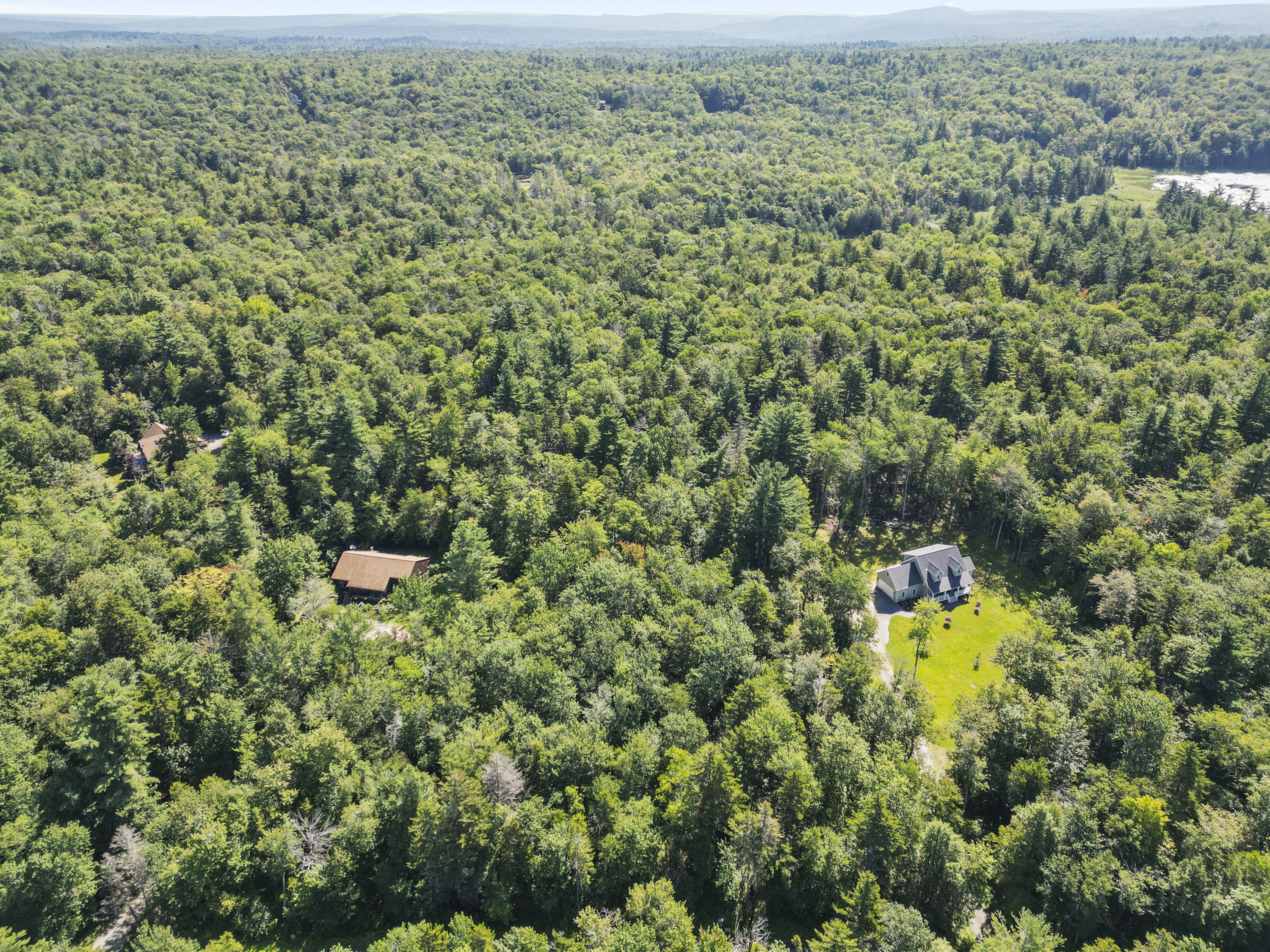  7.5 SERENE ACRES IN BECKET WOODS - 物件實景
