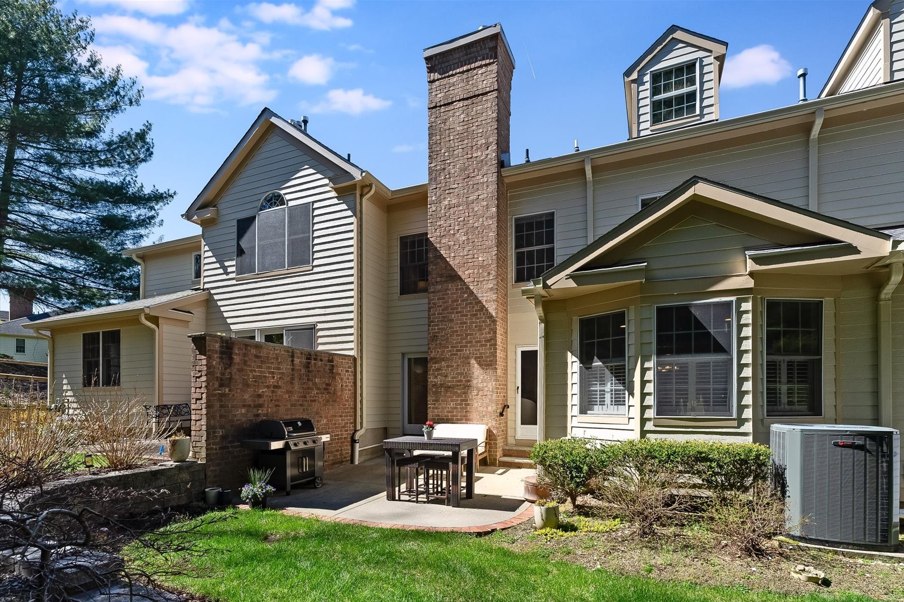  Luxury Townhome Offers Sophisticated Living and Privacy - 物件實景