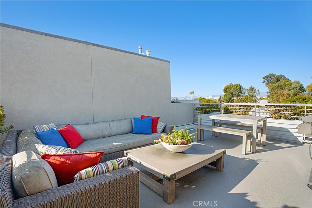 Los Angeles, California, 90019, United States, 2 Bedrooms Bedrooms, ,3 BathroomsBathrooms,Residential,For Sale,1990978