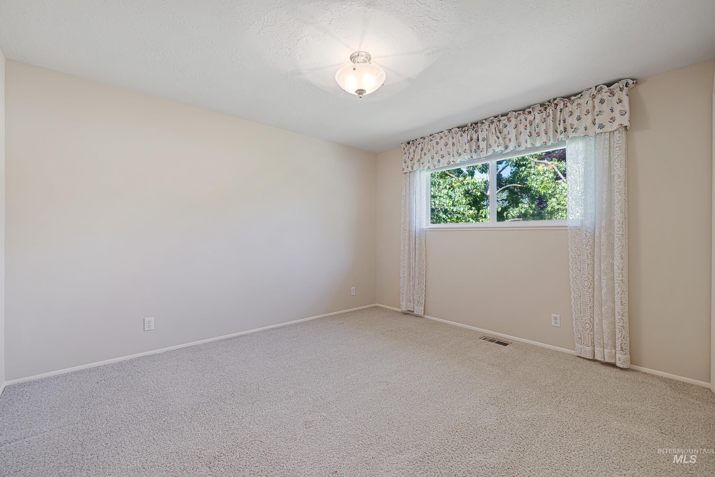 4101 Kingswood, Boise, Idaho, 83704-3340, United States, 4 Bedrooms Bedrooms, ,3 BathroomsBathrooms,Residential,For Sale,4101 Kingswood,1437172