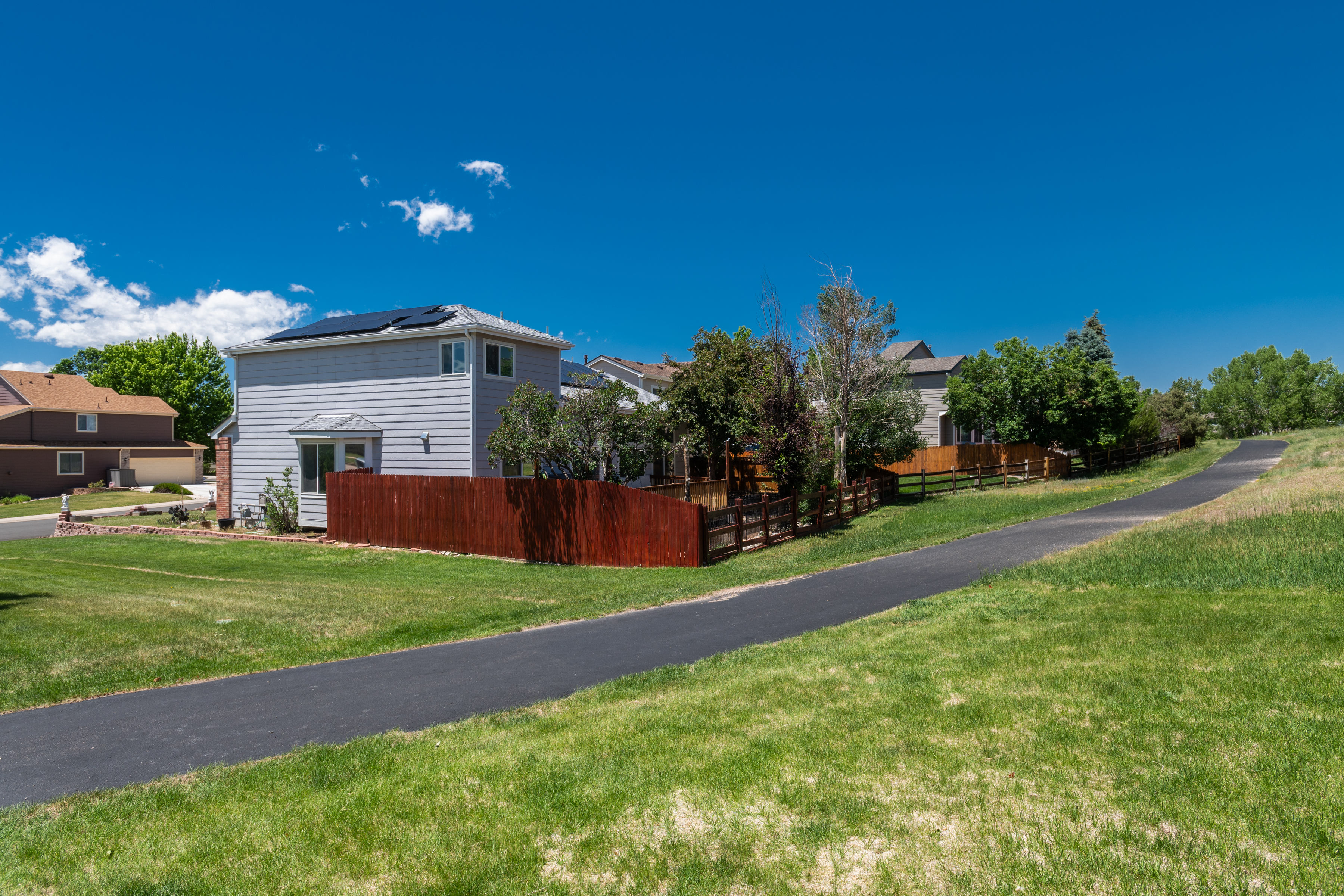  Situated on a Desirable Corner Lot in Hidden River - 物件實景