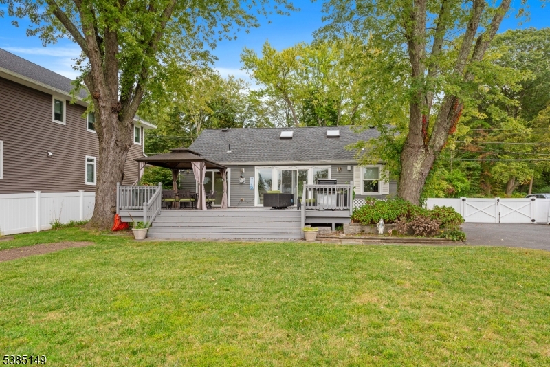 Roxbury Twp., New Jersey, 07850, United States, 3 Bedrooms Bedrooms, ,2 BathroomsBathrooms,Residential,For Sale,1947075