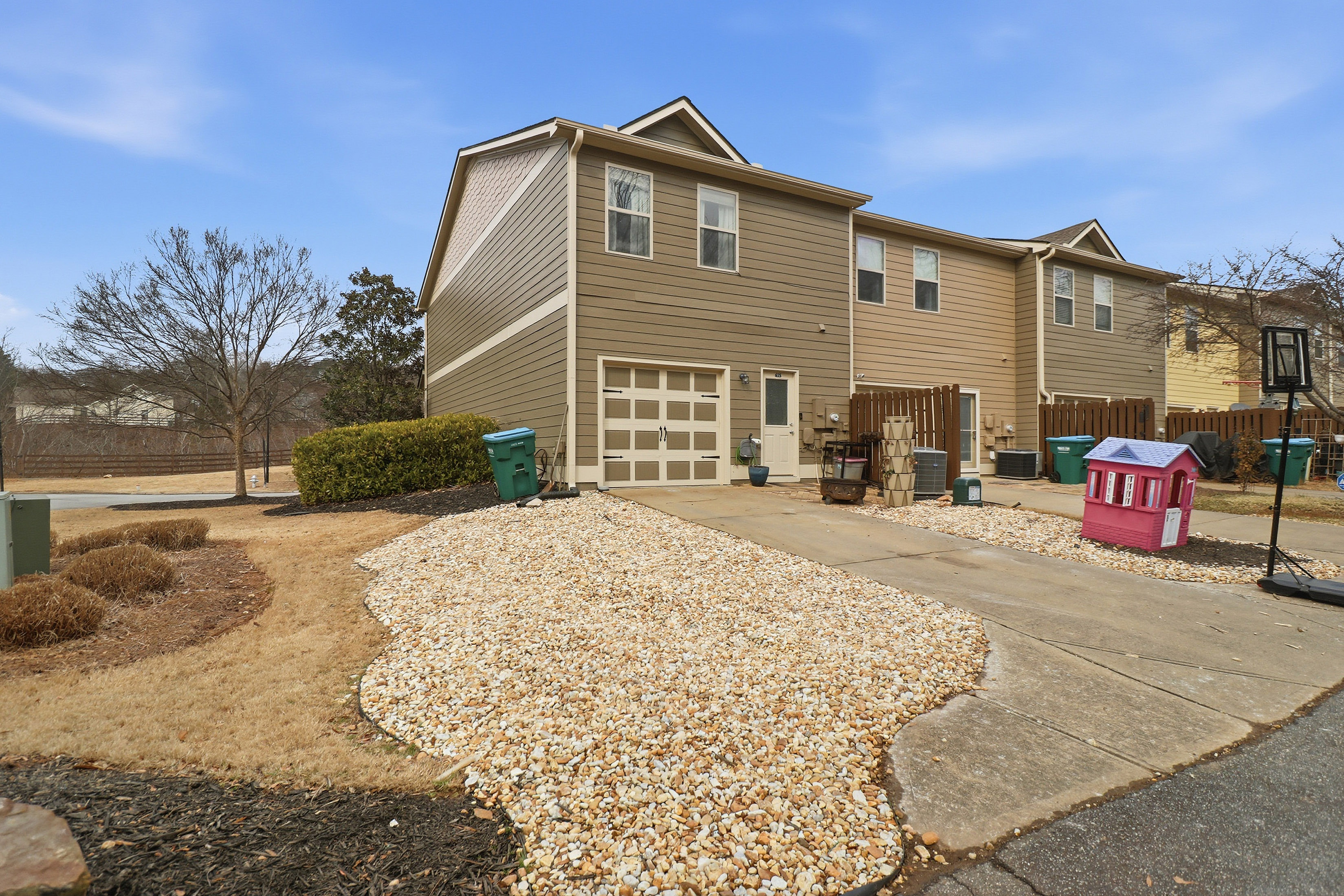  Charming End-Unit Townhome at the End of a Peaceful Cul-de-Sac - 物件實景