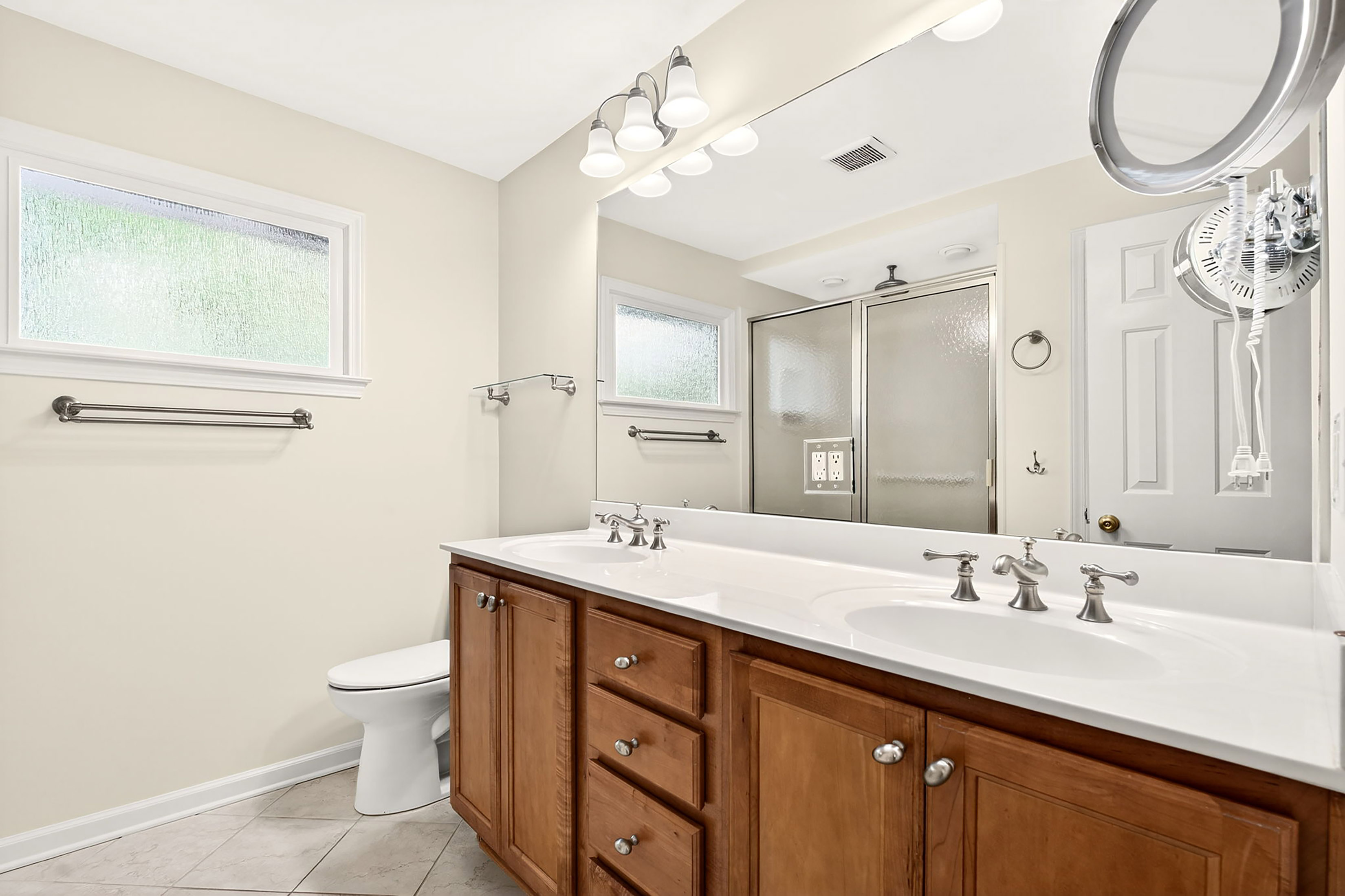  Thoughtfully Expanded and Updated Dunwoody Home on Wooded 0.82+/- Acre Lot - 物件實景