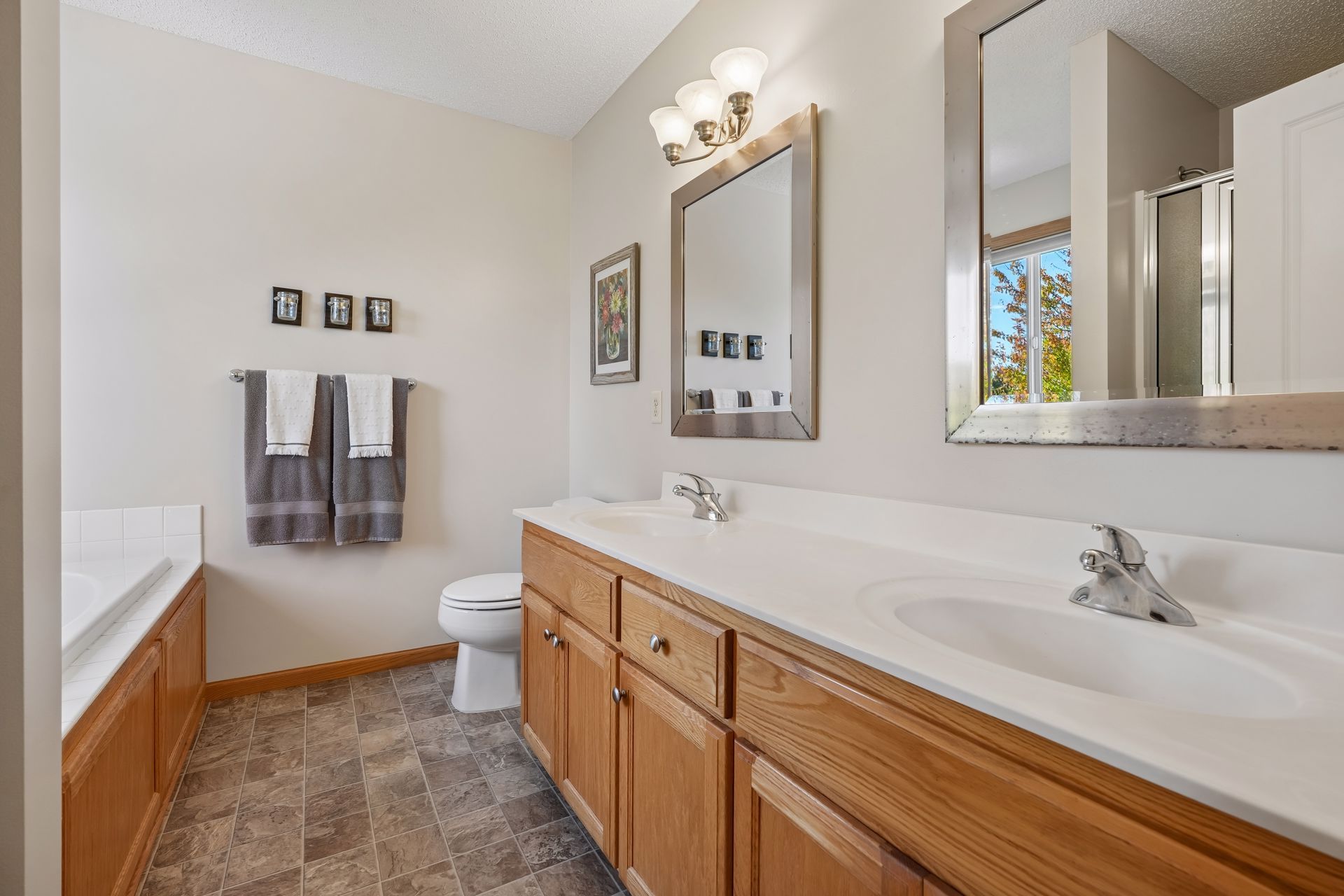  Beautifully Refreshed Home With Expansion Potential in Minnetrista - 物件實景