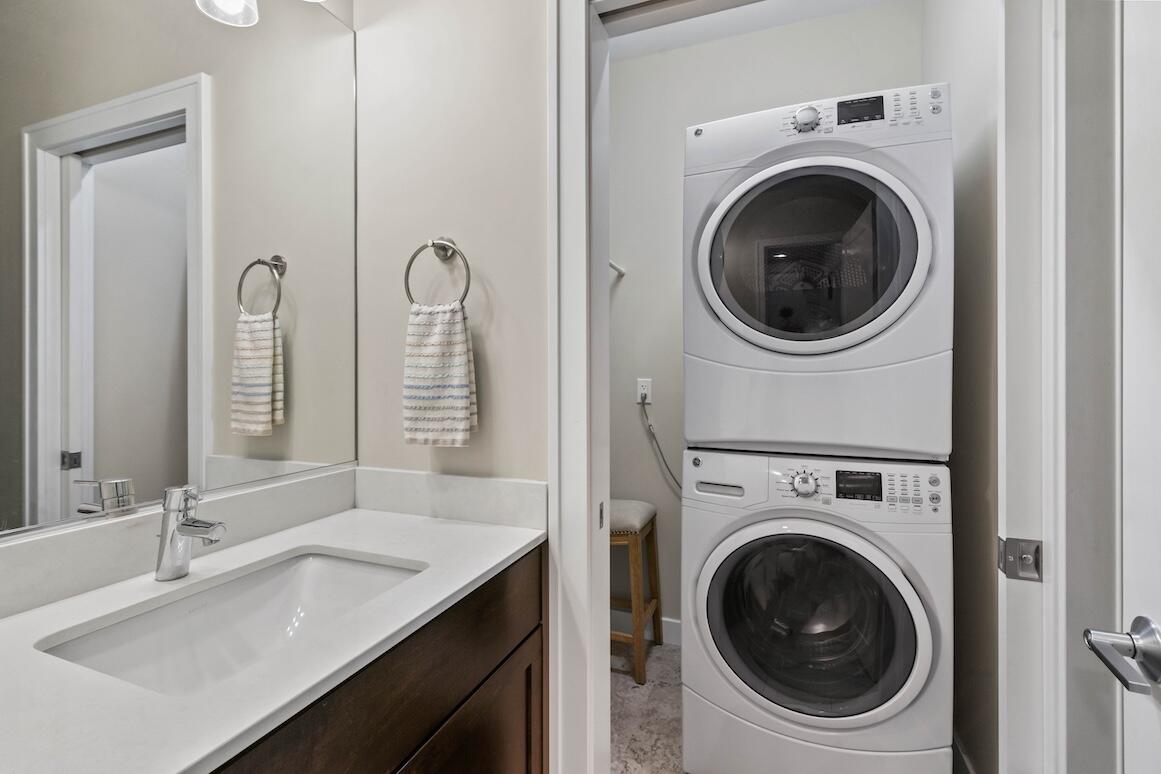 Oconomowoc, Wisconsin, 53066, United States, 1 Bedroom Bedrooms, ,2 BathroomsBathrooms,Residential,For Sale,1819550