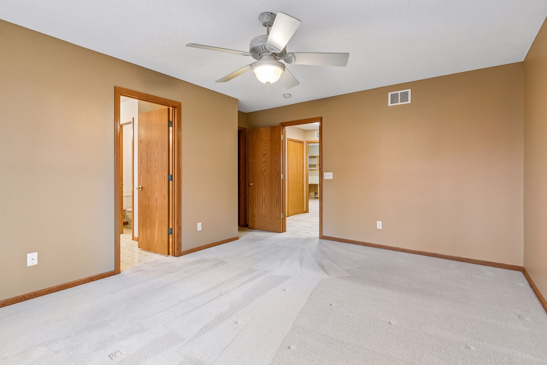  Cul-de-Sac Living with Over an Acre of Land - 物件實景