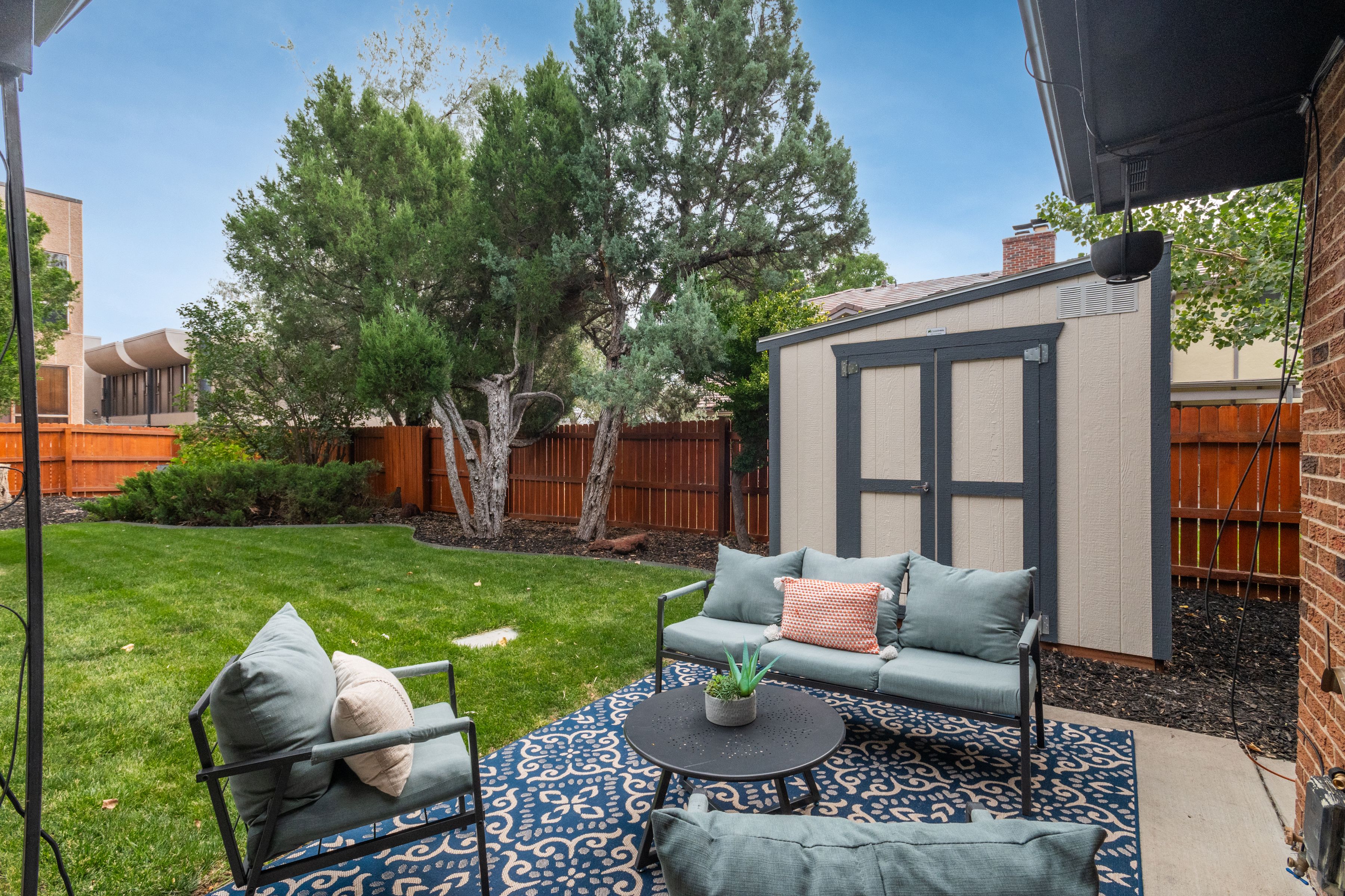 Updated, move-in ready home offers a bright, inviting floor plan - 物件實景