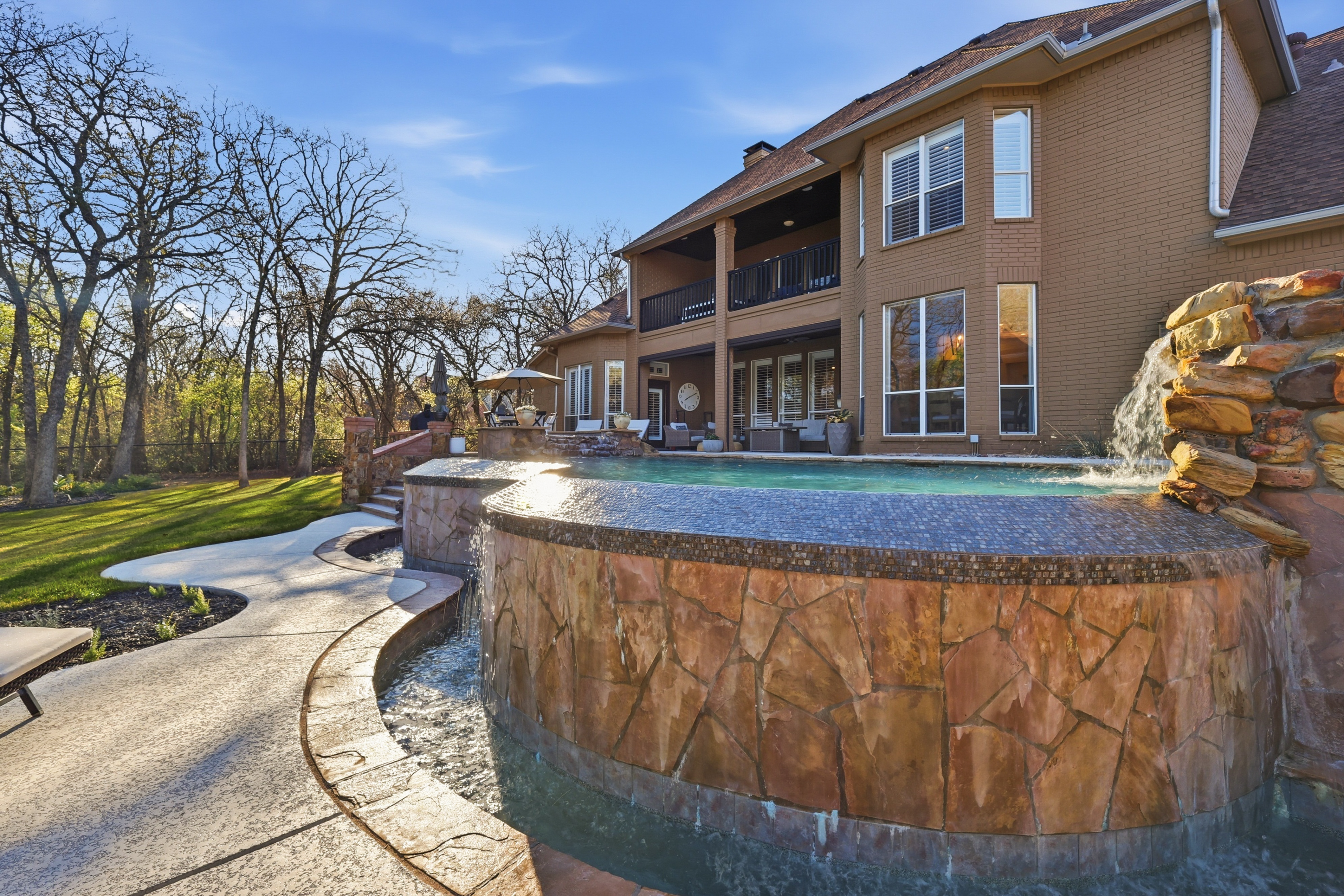  Resort-Style Estate Living on 1.9 Wooded Acres in Prestigious Shadow Wood Estate - 物件實景