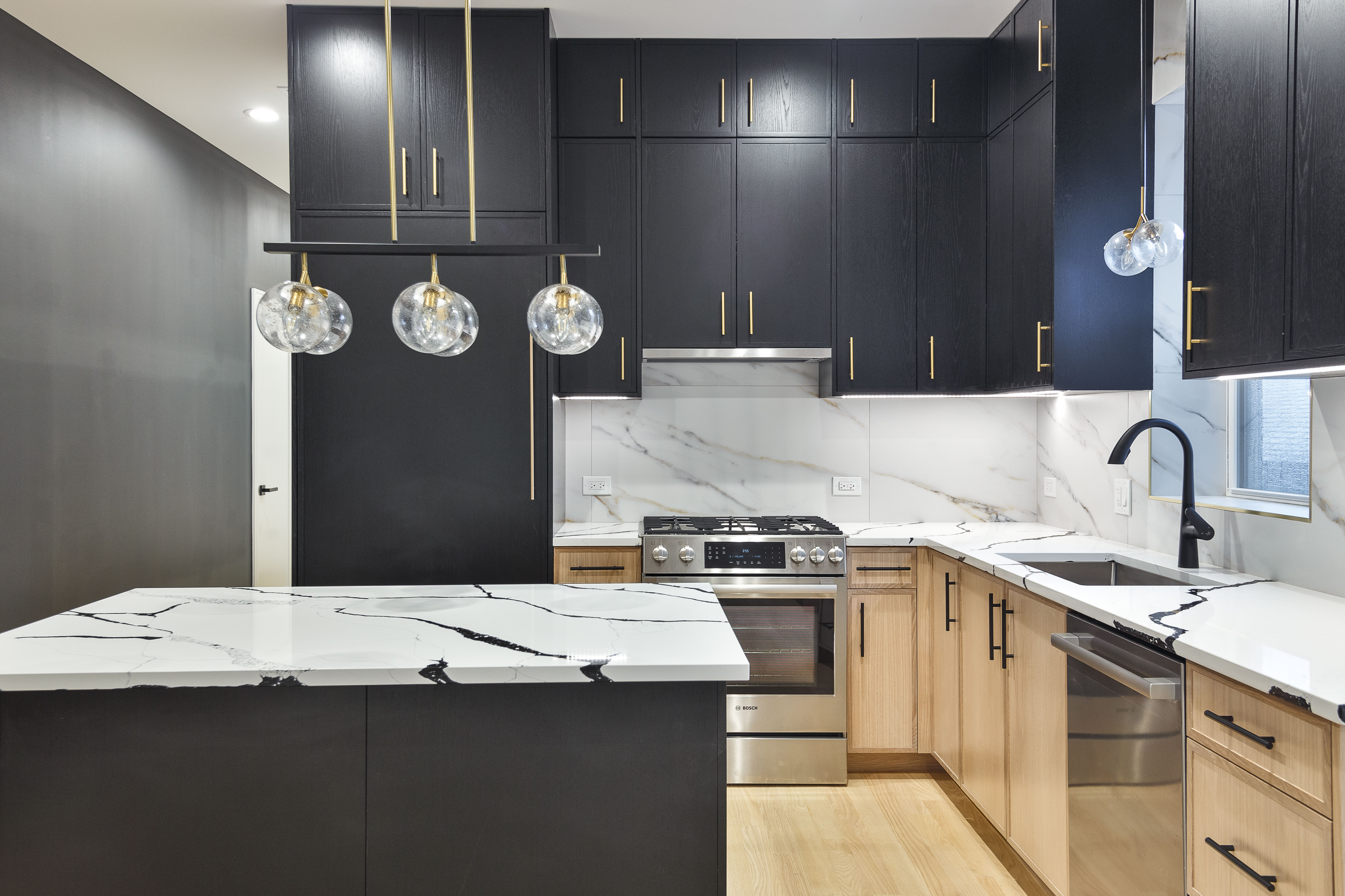  Experience Elevated Living in this Sun-filled Second-floor Simplex - 物件實景