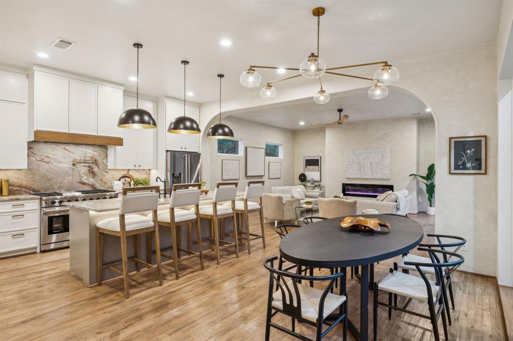 Dallas, Texas, 75211, United States, 4 Bedrooms Bedrooms, ,3 BathroomsBathrooms,Residential,For Sale,1988260