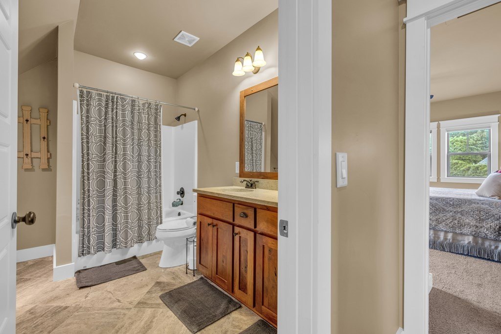 Hayesville, North Carolina, 28904, United States, 2 Bedrooms Bedrooms, ,3 BathroomsBathrooms,Residential,For Sale,1810618