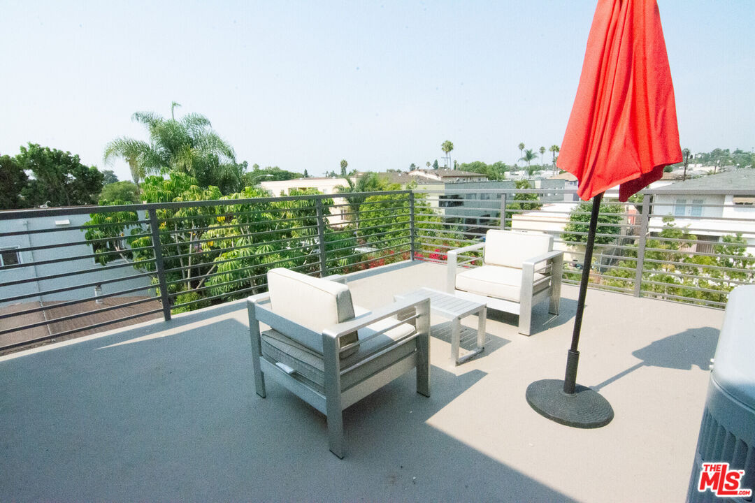 Los Angeles, California, 90034, United States, 9 Bedrooms Bedrooms, ,Residential,For Sale,1995757