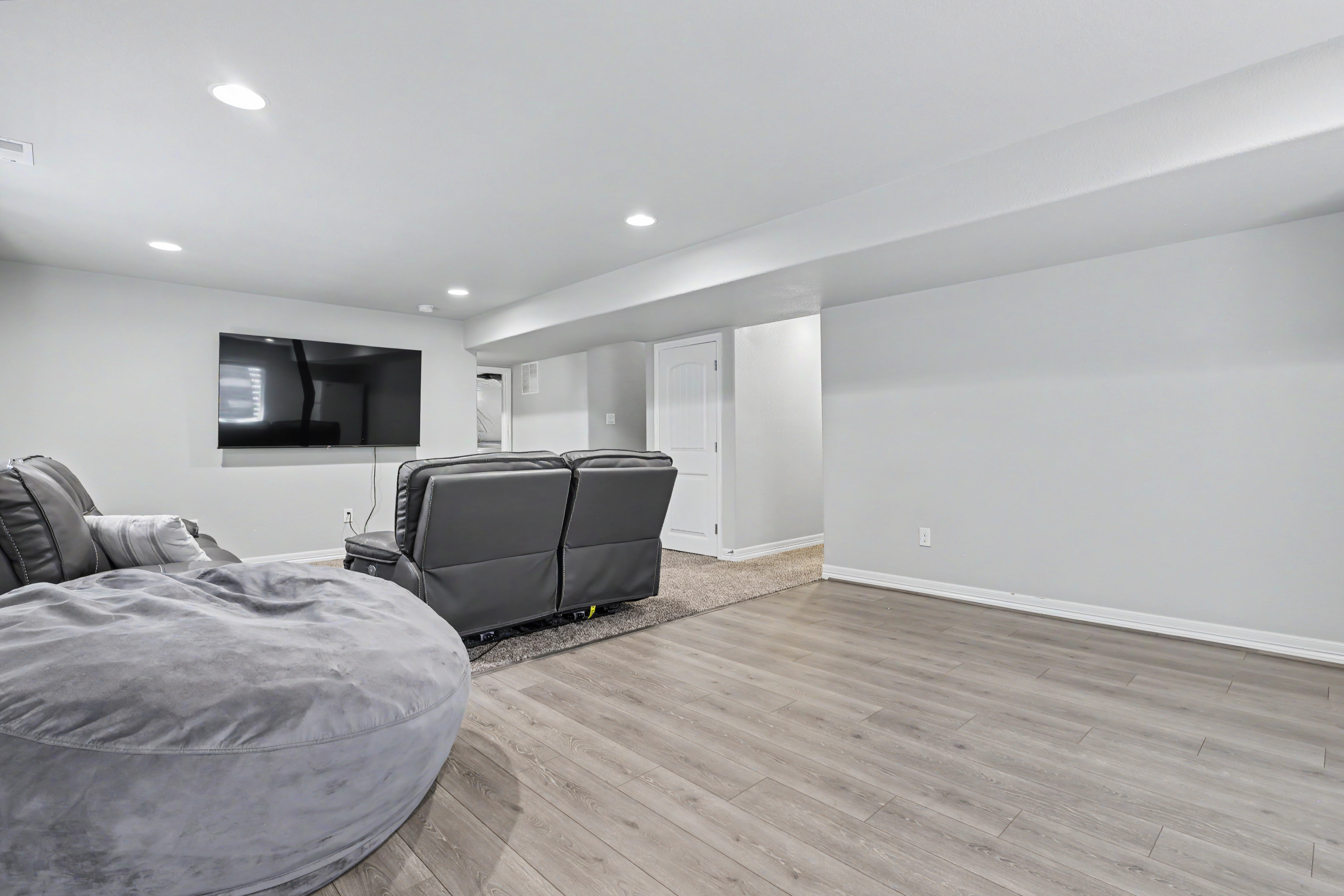  Main Level Living + Spacious Outdoor Space - 物件實景