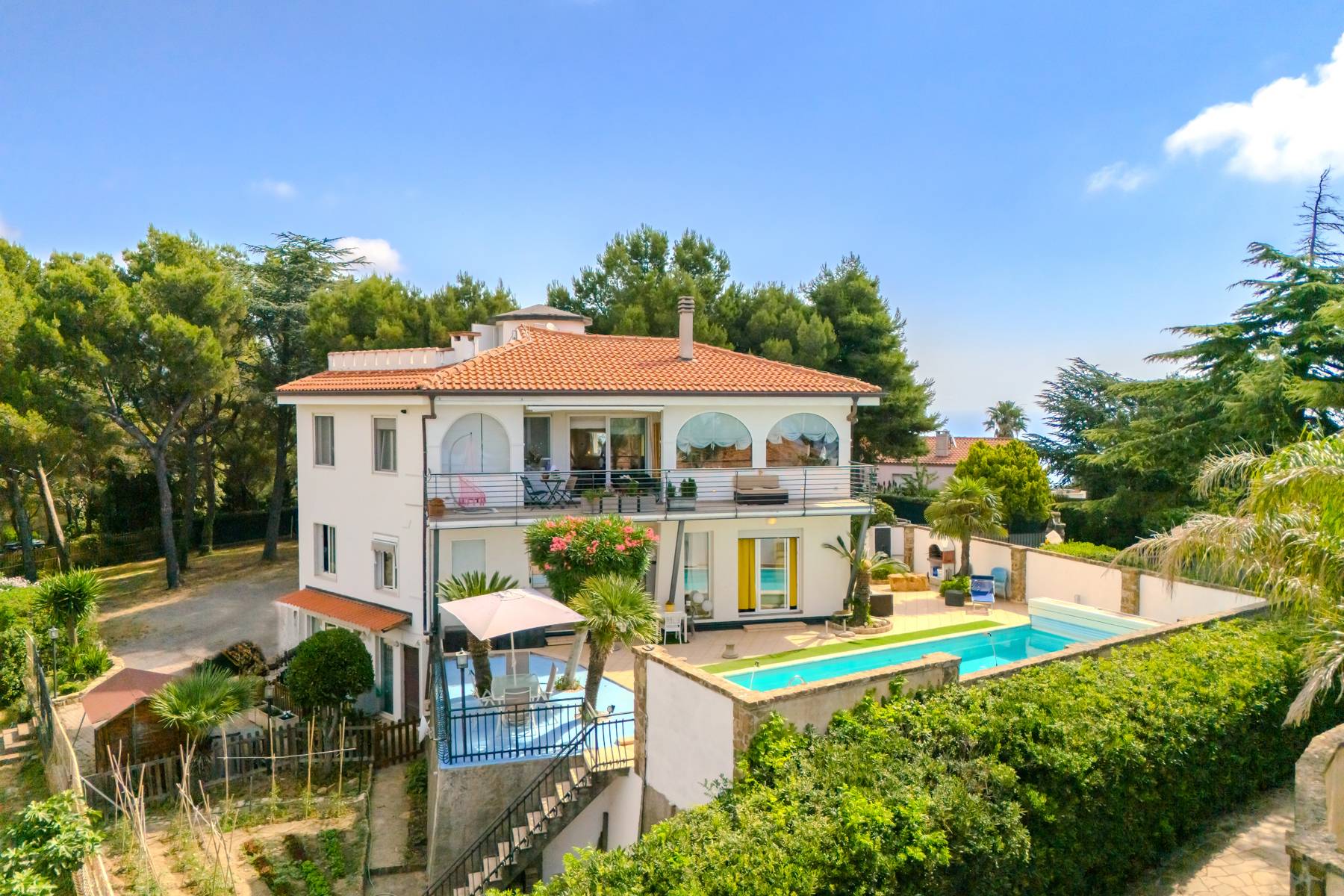 Modern villa with view of the Ligurian Riviera 