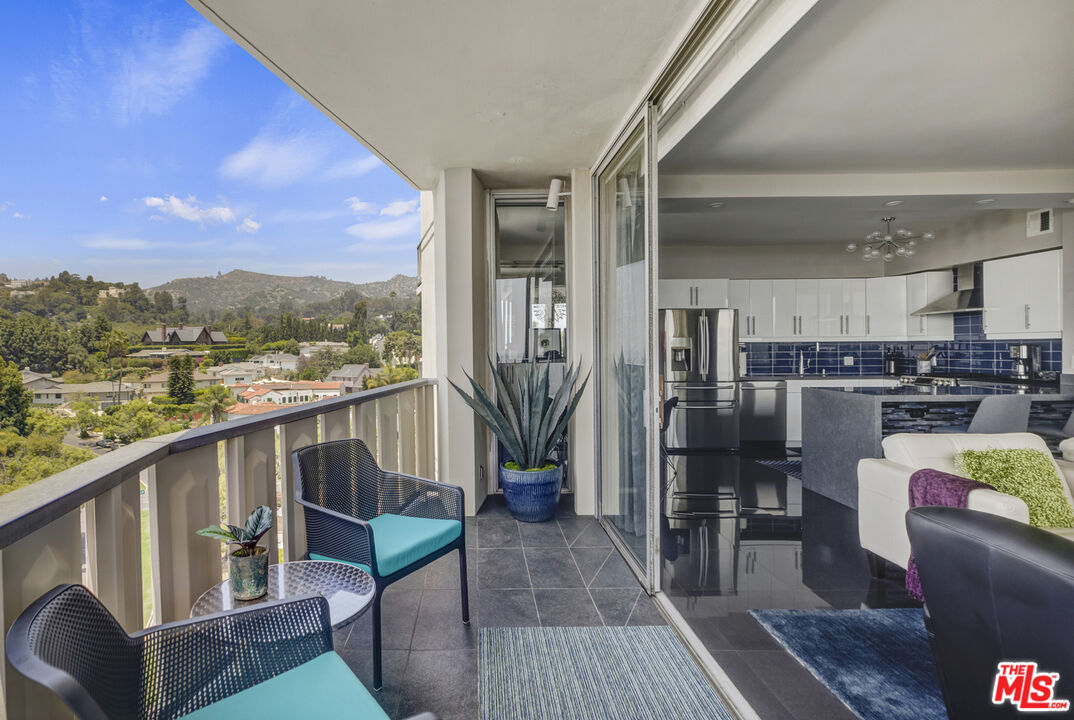 Los Angeles, California, 90027, United States, 1 Bedroom Bedrooms, ,1 BathroomBathrooms,Residential,For Sale,1913700