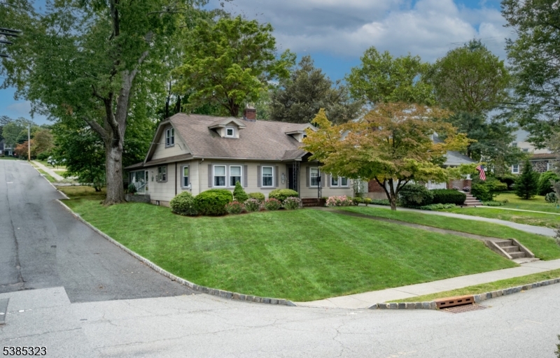 West Caldwell Twp., New Jersey, 07006, United States, 3 Bedrooms Bedrooms, ,1 BathroomBathrooms,Residential,For Sale,1949802