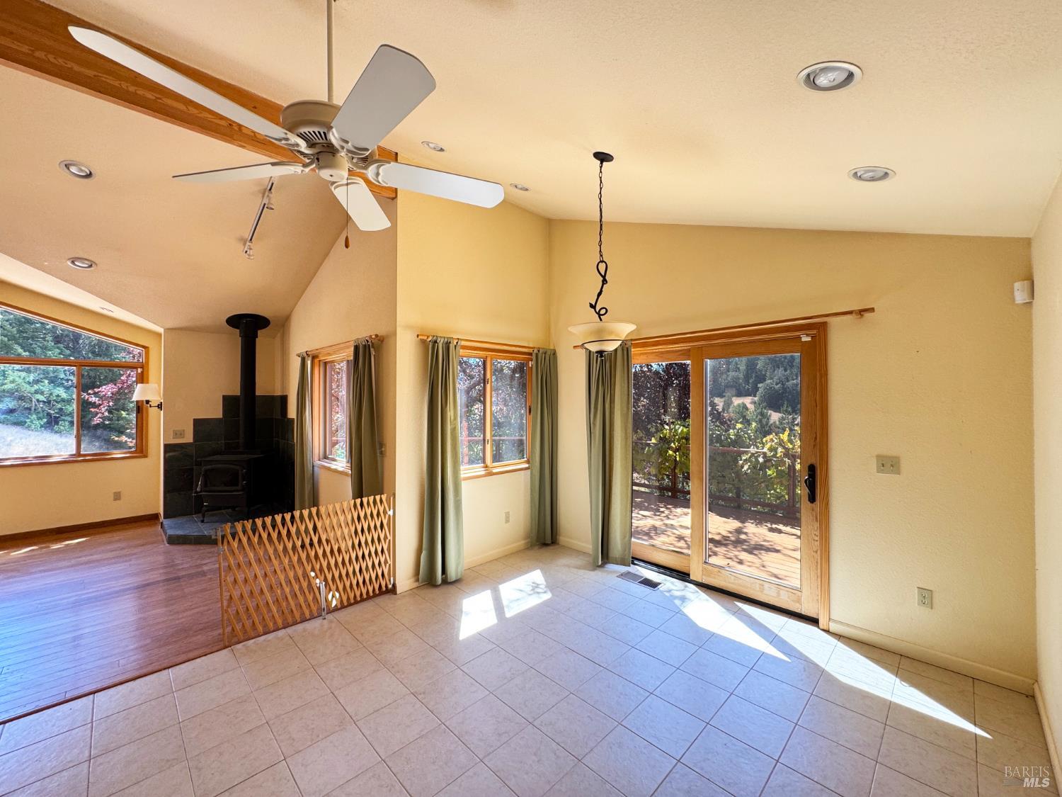 Willits, California, 95490, United States, 2 Bedrooms Bedrooms, ,2 BathroomsBathrooms,Residential,For Sale,1983542