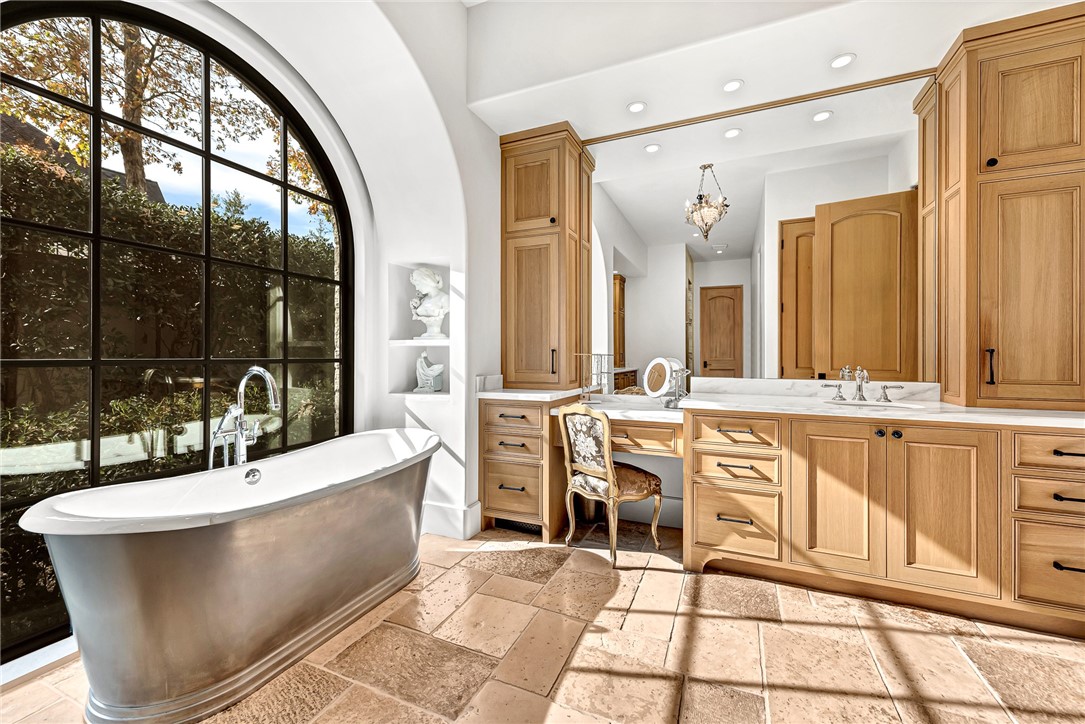 Fayetteville, Arkansas, 72704, United States, 4 Bedrooms Bedrooms, ,5 BathroomsBathrooms,Residential,For Sale,1993299