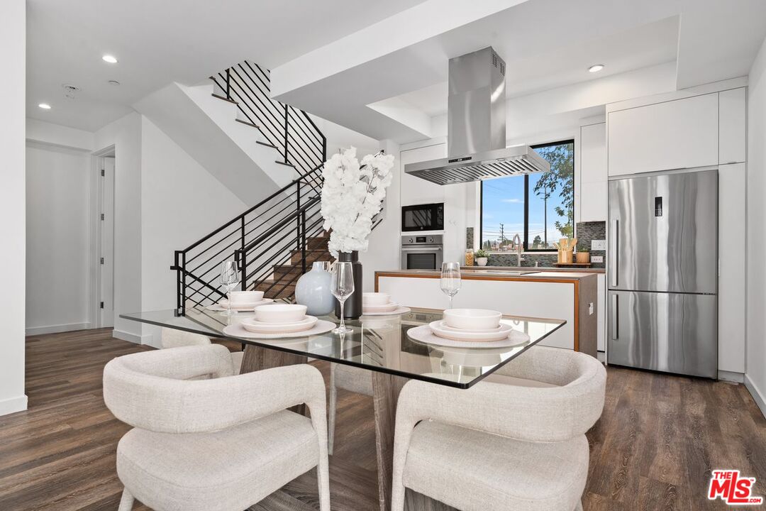 Los Angeles, California, 90025, United States, 9 Bedrooms Bedrooms, ,Residential,For Sale,1940770