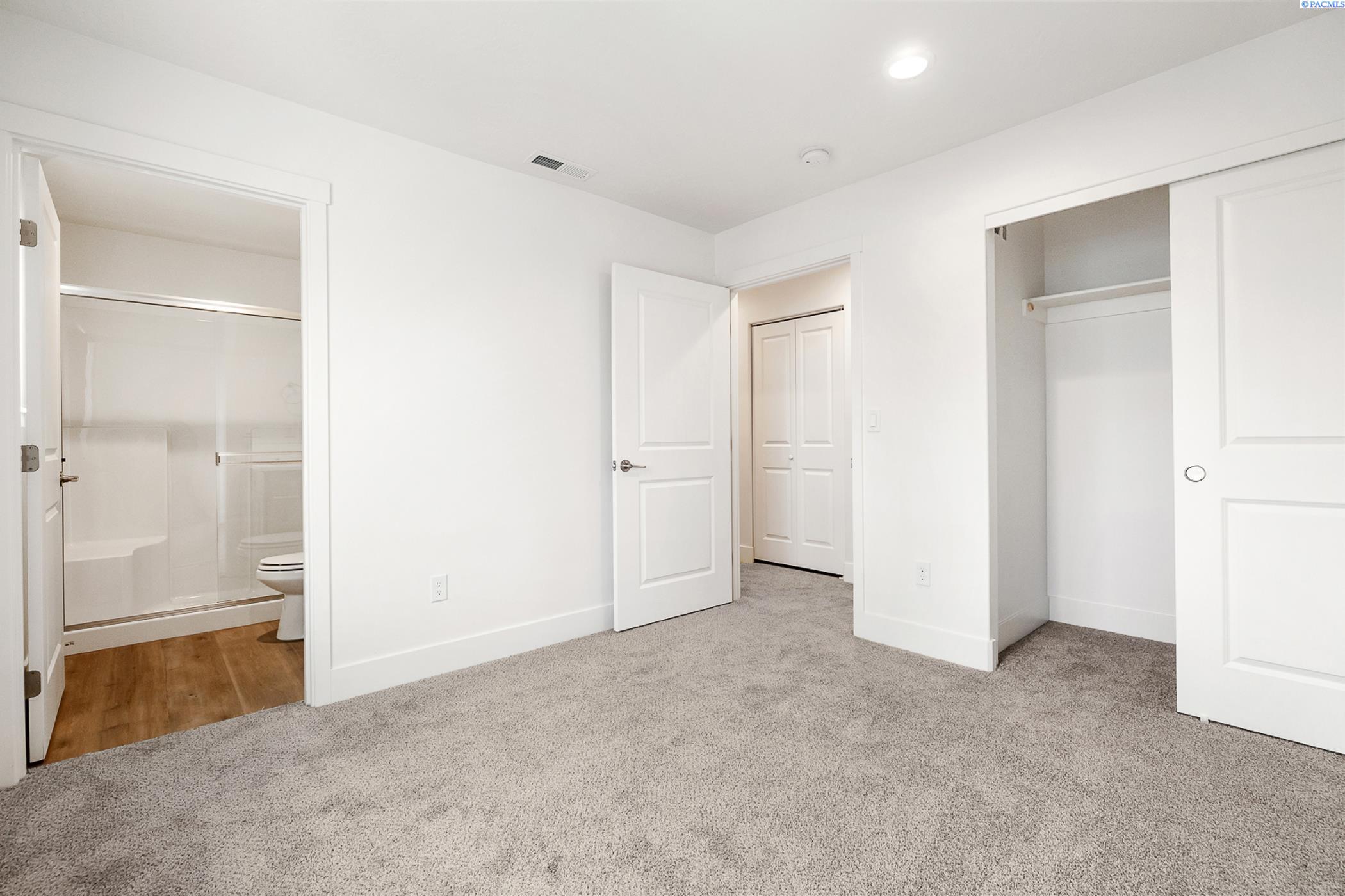 Kennewick, Washington, 99337, United States, 5 Bedrooms Bedrooms, ,Residential,For Sale,1940850