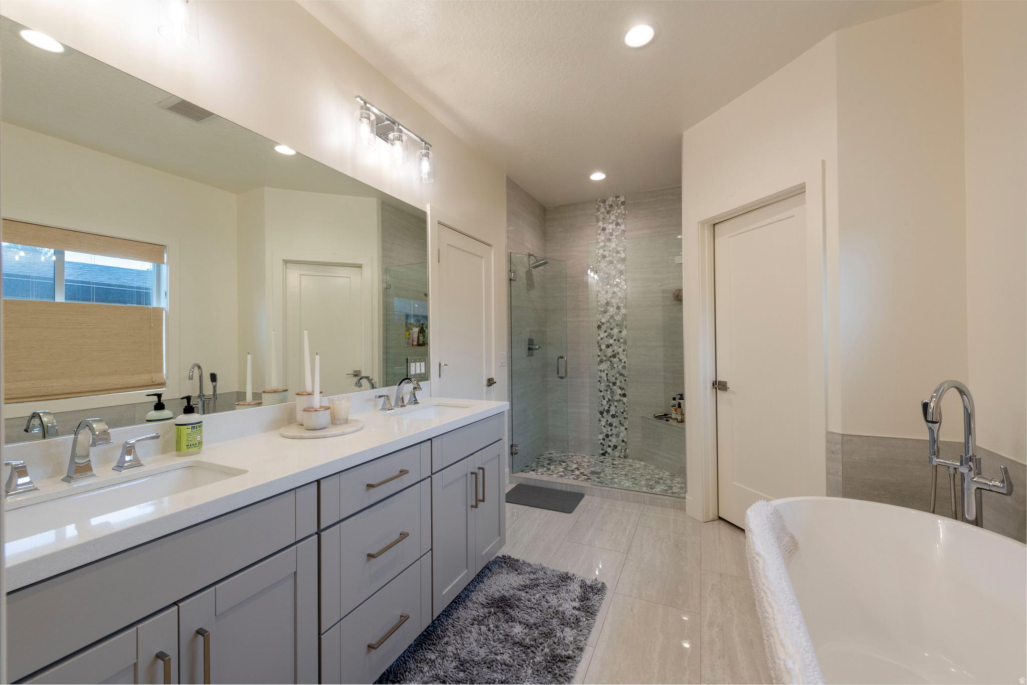 Holladay, Utah, 84117, United States, 4 Bedrooms Bedrooms, ,4 BathroomsBathrooms,Residential,For Sale,1991877