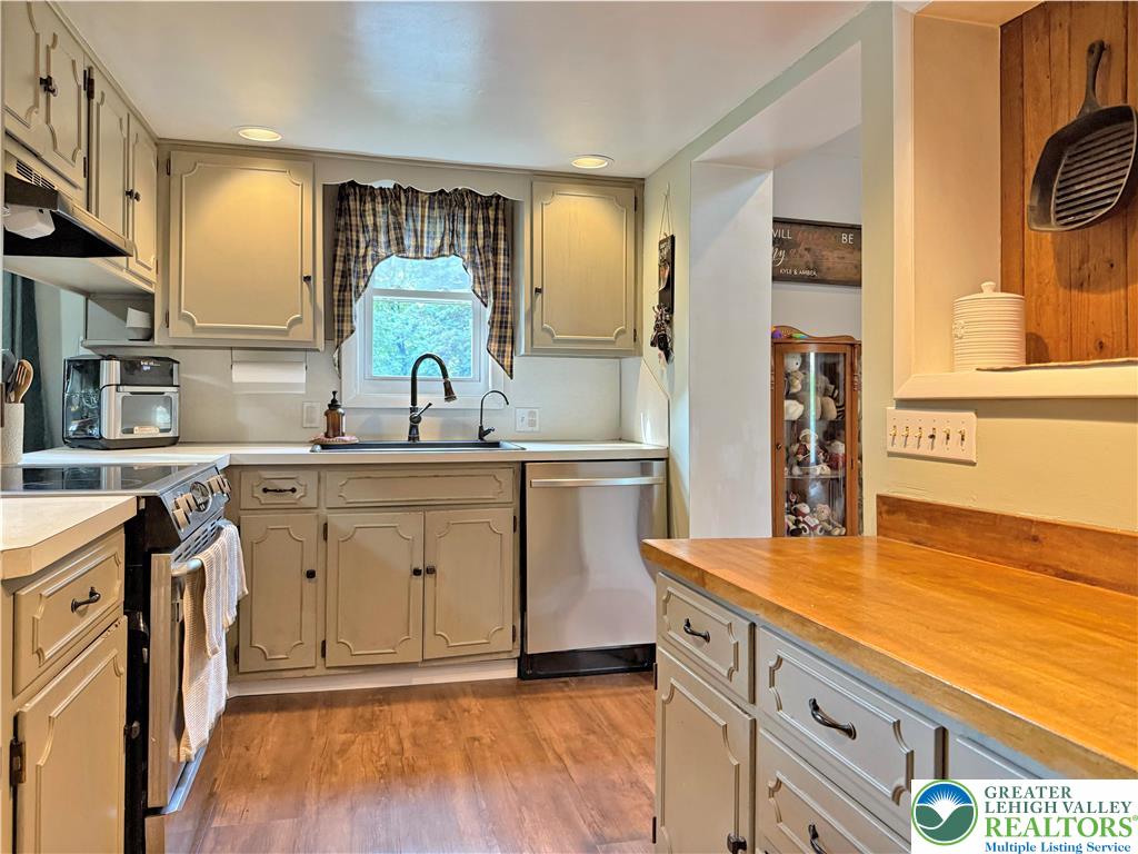 Allentown City, Pennsylvania, 18103, United States, 3 Bedrooms Bedrooms, ,2 BathroomsBathrooms,Residential,For Sale,1897296