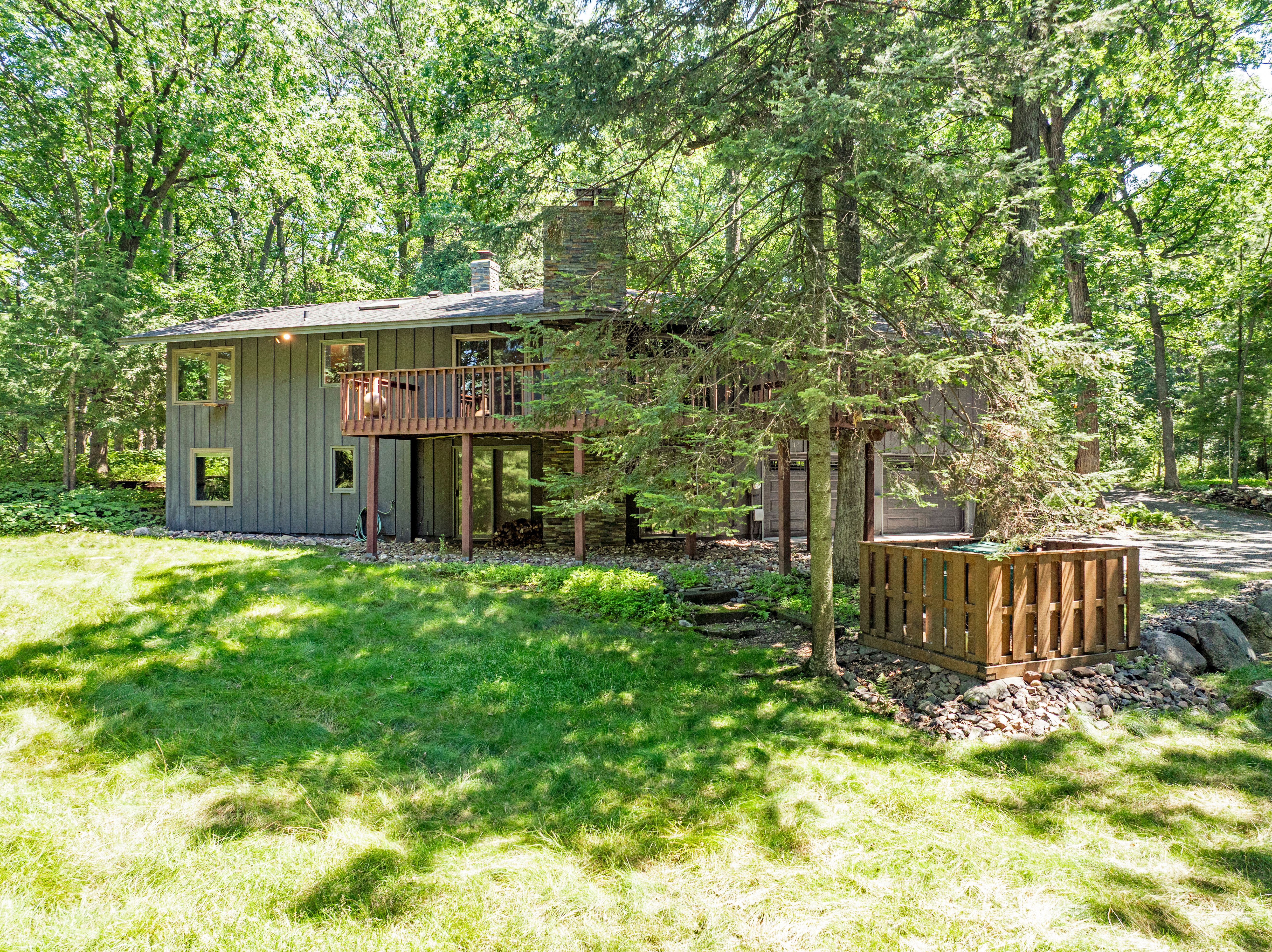  Secluded Wooded Retreat with Beautifully Updated Interiors - 物件實景