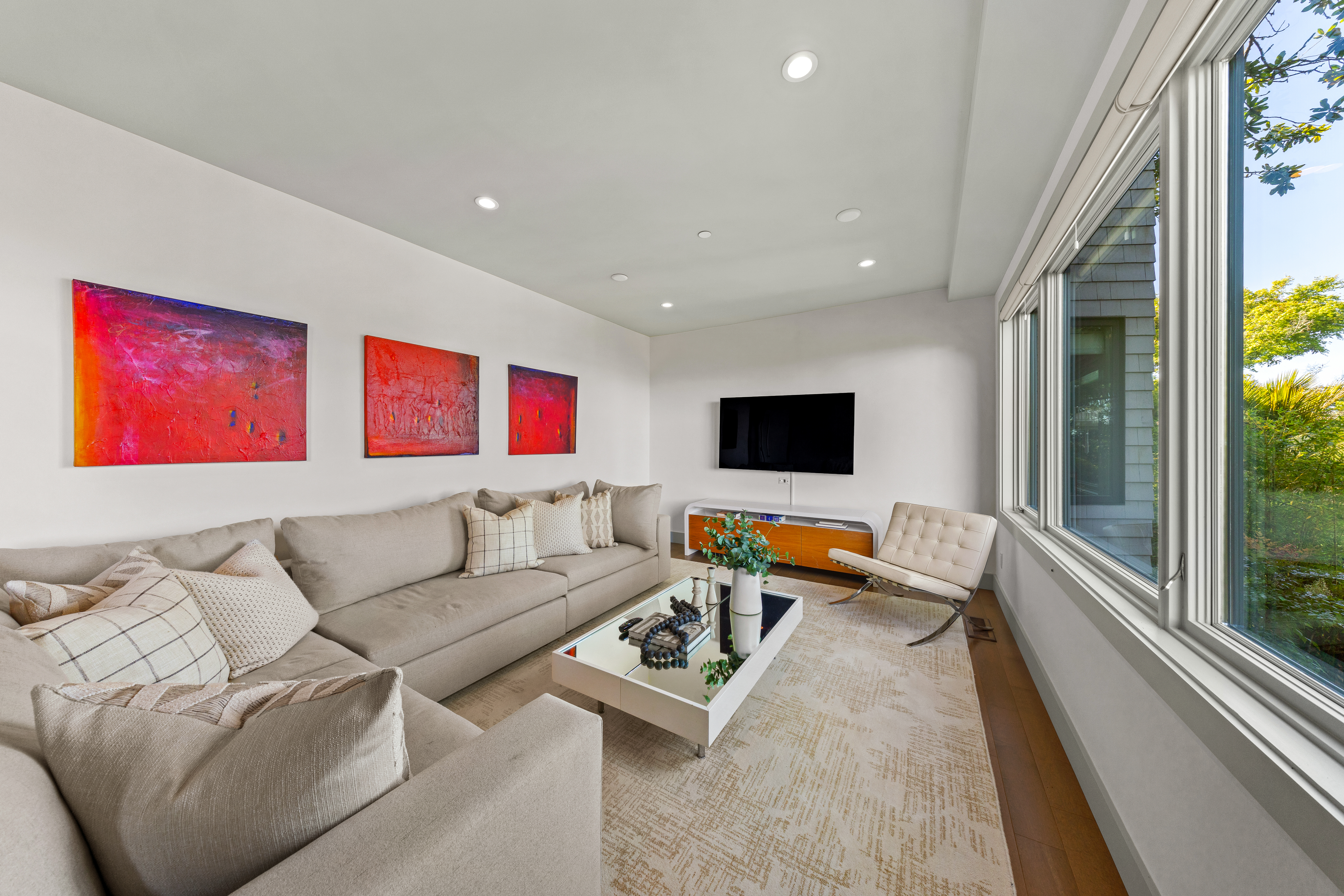  Coastal Living on Coveted Beach Road - 物件實景