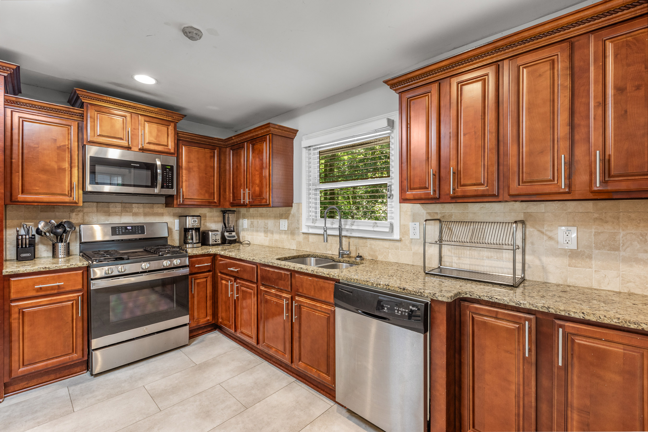  Beautifully Updated Four Bedroom Home on a Peaceful Cul-de-sac - 物件實景
