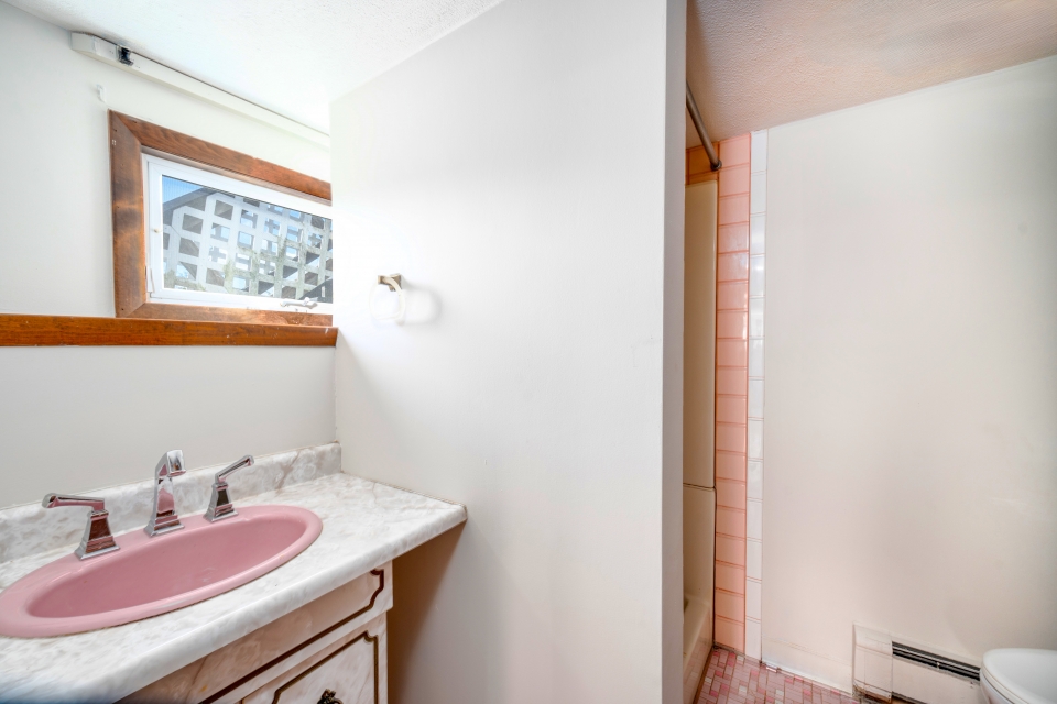 Hull, Massachusetts, 02045, United States, 6 Bedrooms Bedrooms, ,3 BathroomsBathrooms,Residential,For Sale,1978690