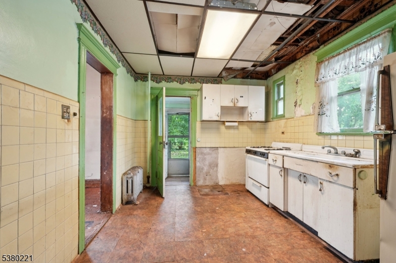 Maplewood Twp., New Jersey, 07040, United States, 5 Bedrooms Bedrooms, ,3 BathroomsBathrooms,Residential,For Sale,1933003
