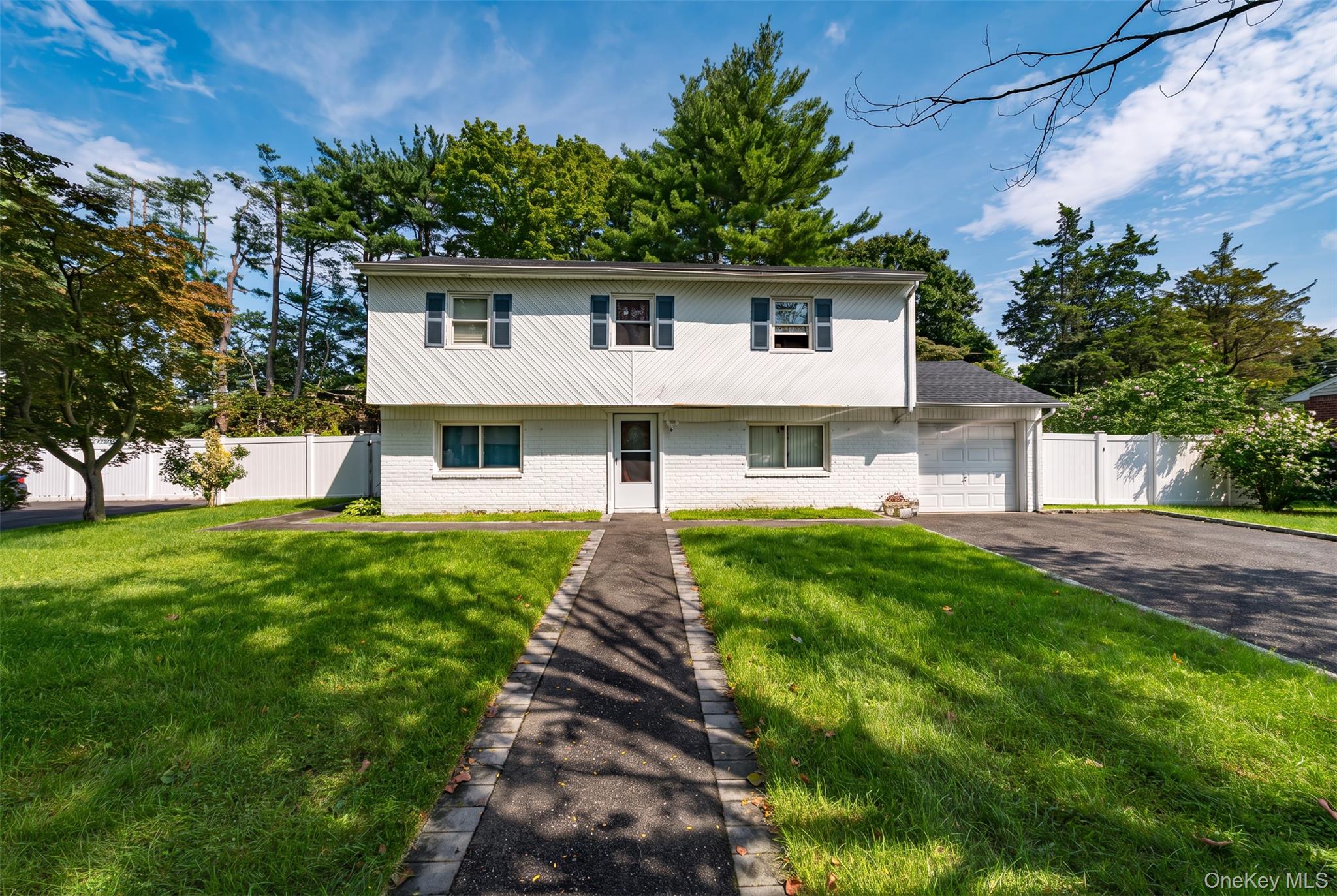 South Ln, Huntington, NY 11743