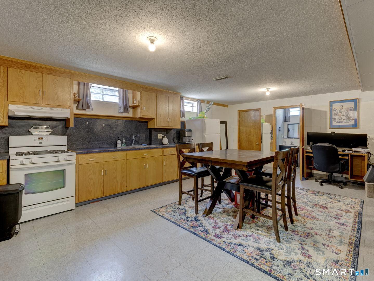 Wethersfield, Connecticut, 06109, United States, 3 Bedrooms Bedrooms, ,4 BathroomsBathrooms,Residential,For Sale,2048104