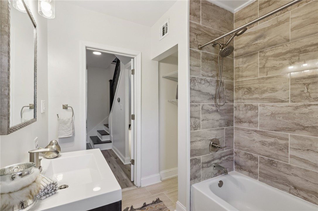Mt Washington, Pennsylvania, 15211, United States, 5 Bedrooms Bedrooms, ,4 BathroomsBathrooms,Residential,For Sale,1956981