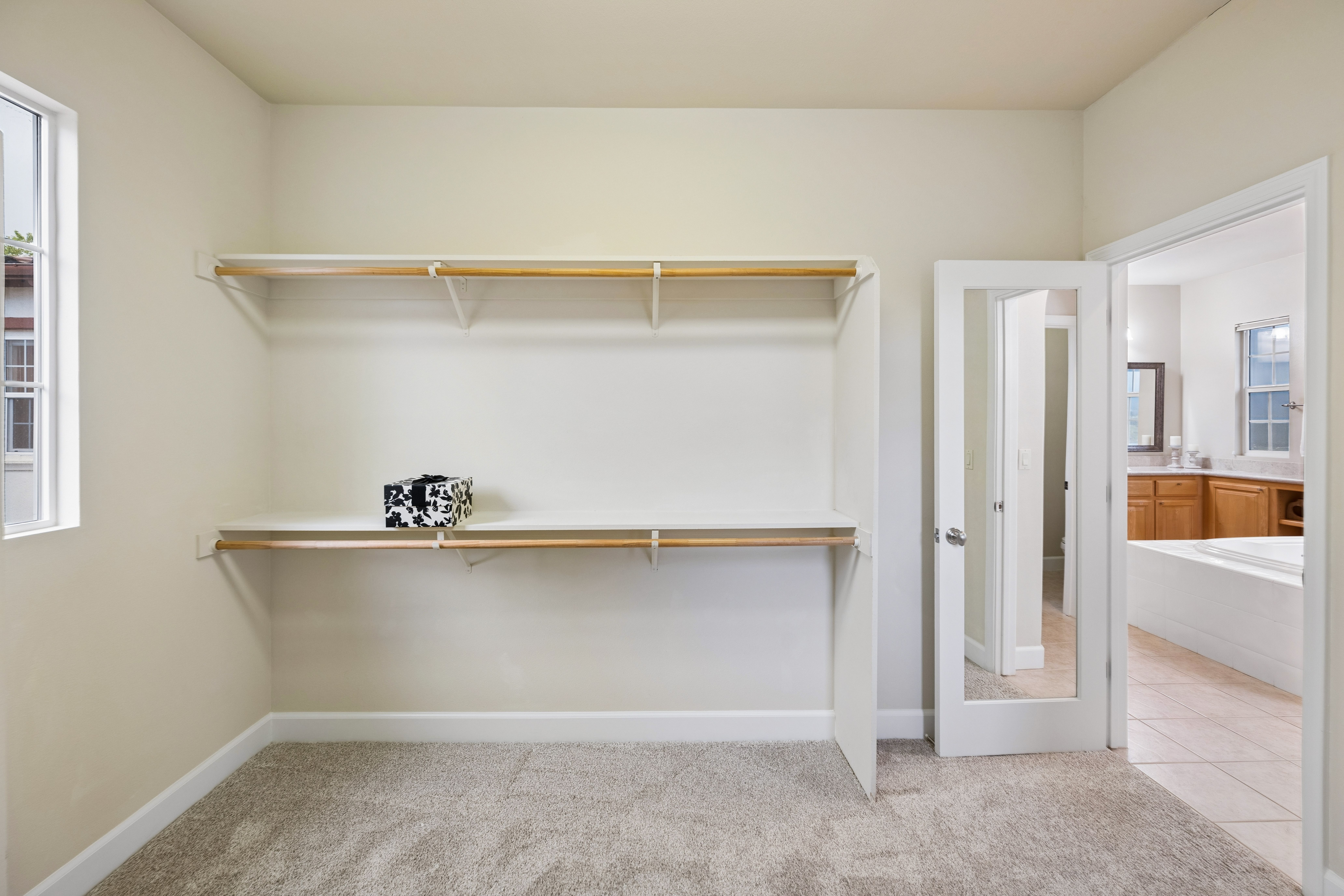  Panoramic Views and Timeless Design in This Stunning Shapell ?Gallery? Residence - 物件實景