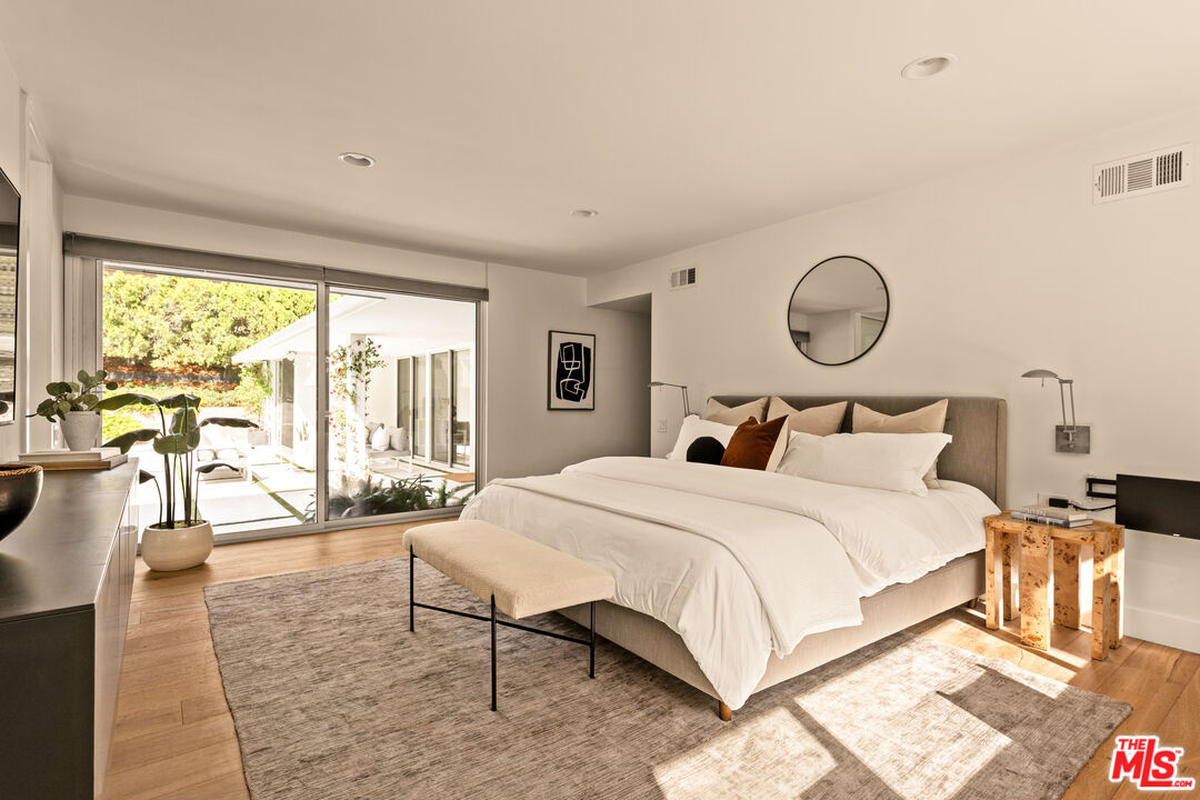 Los Angeles, California, 90027, United States, 4 Bedrooms Bedrooms, ,2 BathroomsBathrooms,Residential,For Sale,1989573