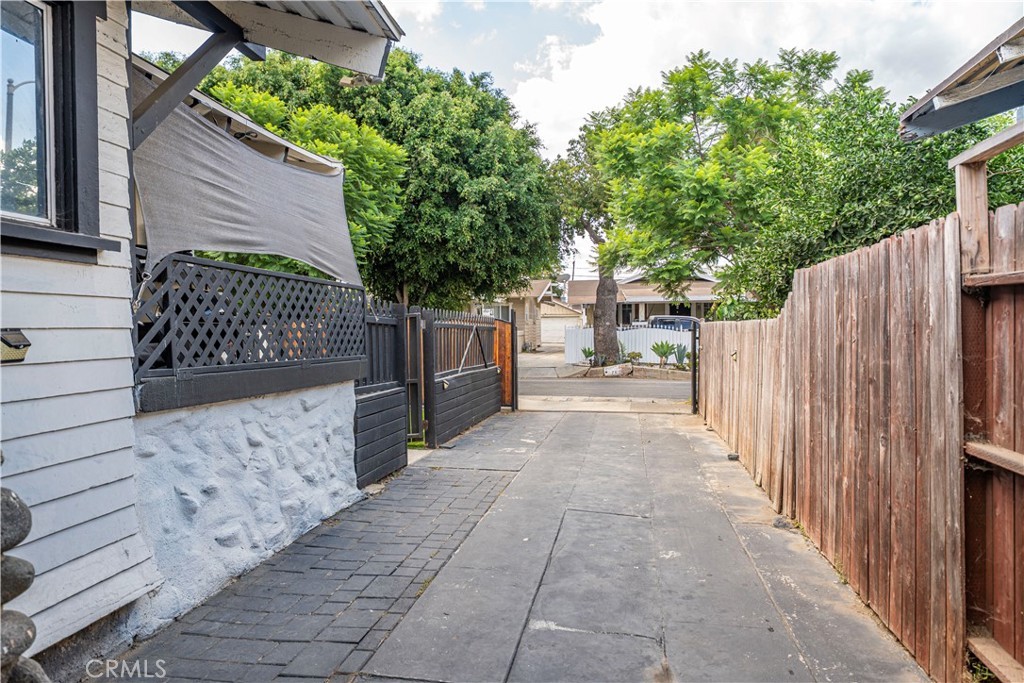 Los Angeles, California, 90011, United States, 4 Bedrooms Bedrooms, ,3 BathroomsBathrooms,Residential,For Sale,1984518